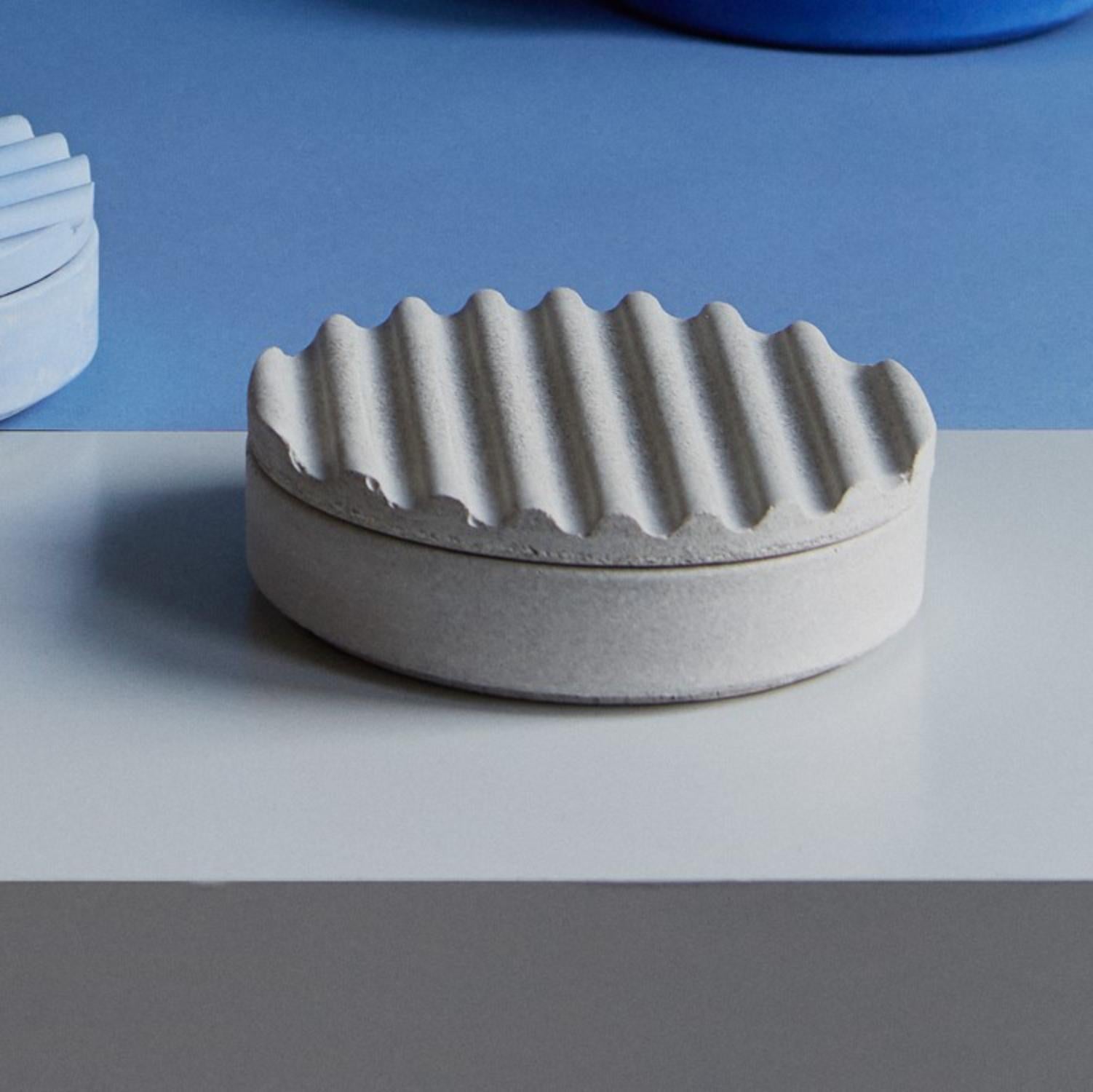 Set di 2 vasi Ripple di Derya Arpac
Dimensioni: D. 17 x H. 7 cm
Materiali: Calcestruzzo pigmentato
Disponibile anche: Altri colori disponibili

Derya Arpac è un architetto e designer di mobili con sede a Copenhagen.
Ha conseguito un Master of
