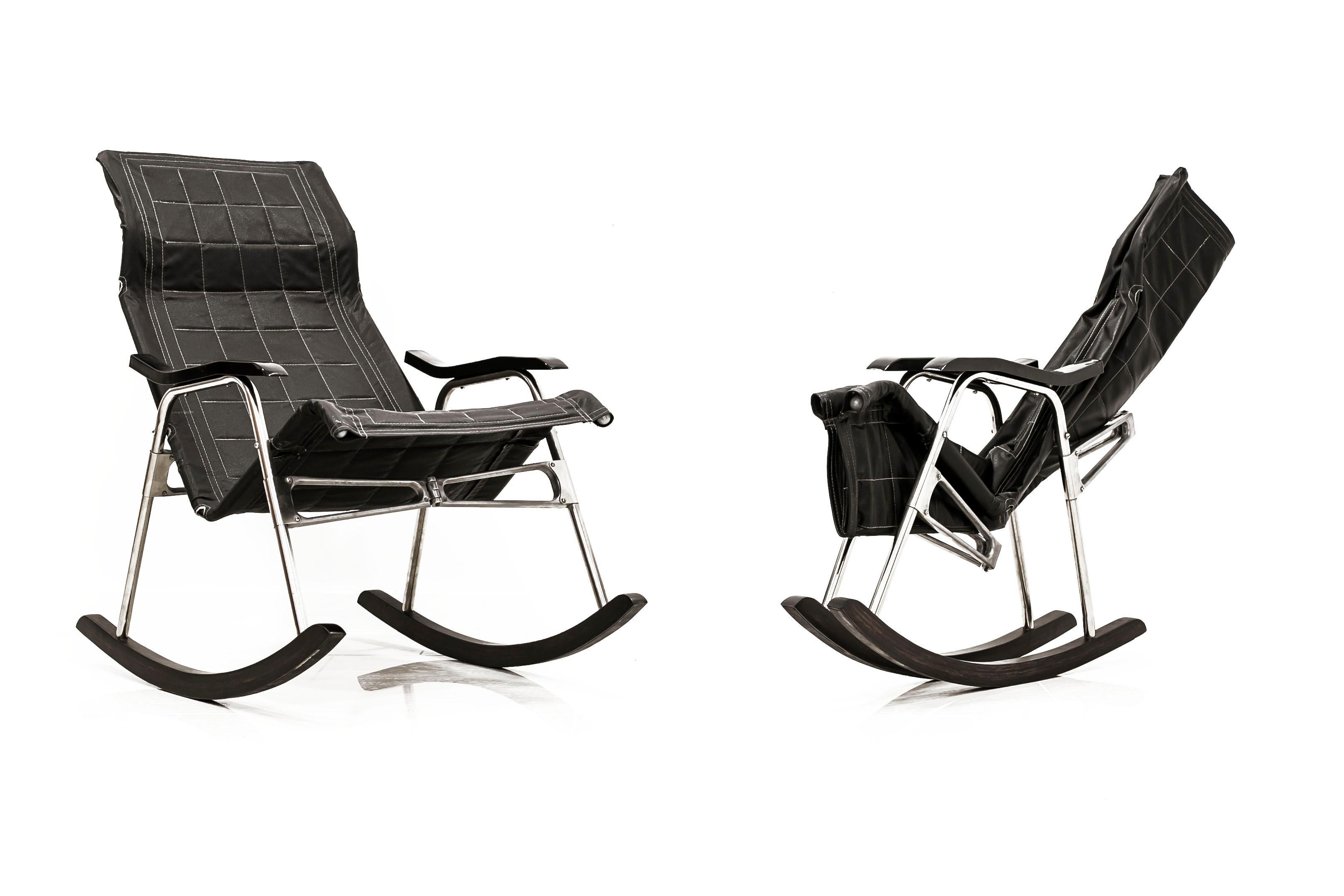 This set of 2 rocking chairs was designed by Takeshi Nii and produced in the 1950s. The upholstery is made of natural leather in black with white stitching. The frame is made of aluminium and the skids are made of solid wood. The armrests are made