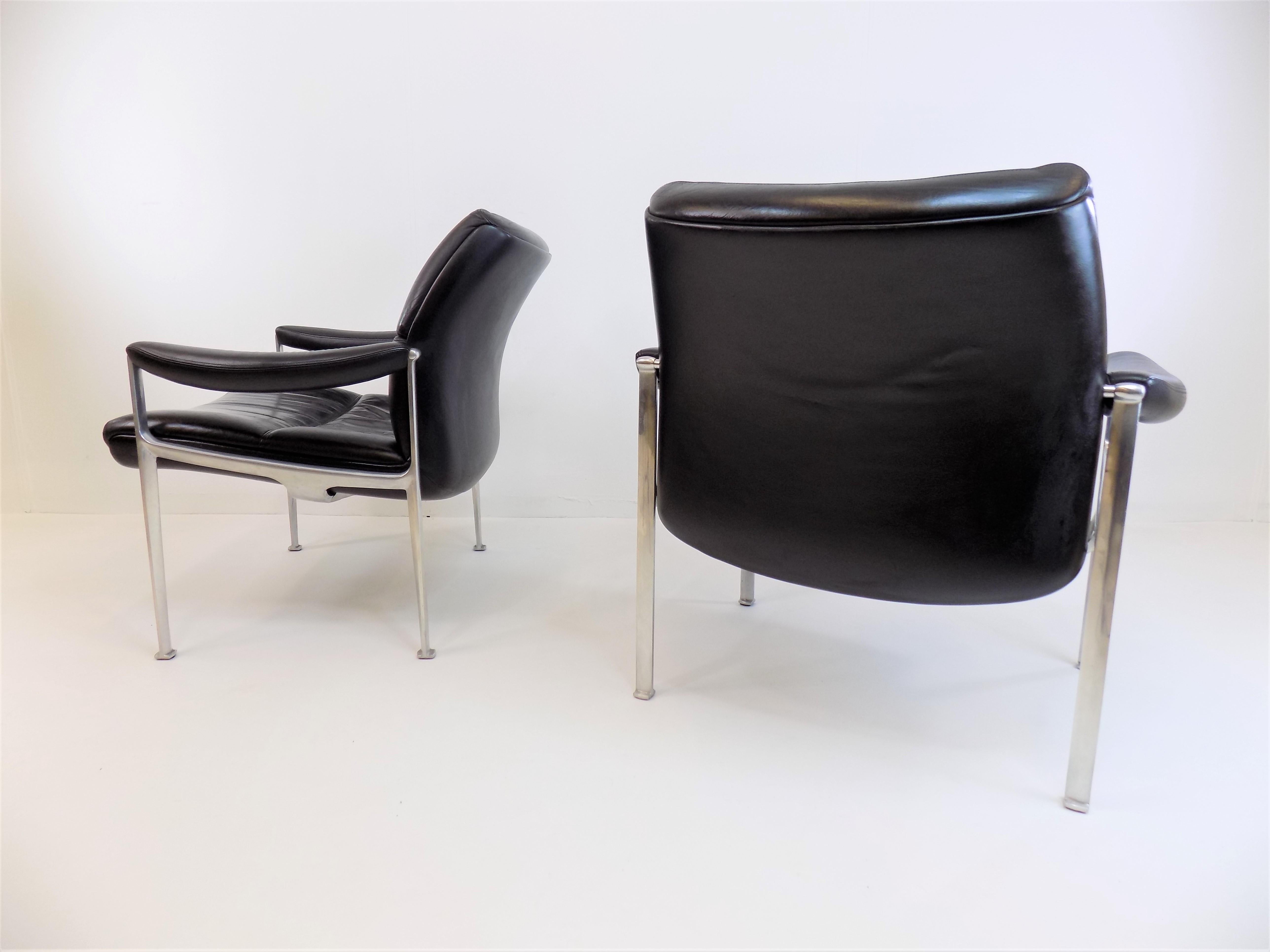 This pair of lounge chairs designed by Miller Borgsen in the 1960s comes in excellent condition. The black leather, like the aluminum frame, only shows slight signs of wear. These Röder Söhne armchairs show fantastic lines of the solid aluminum