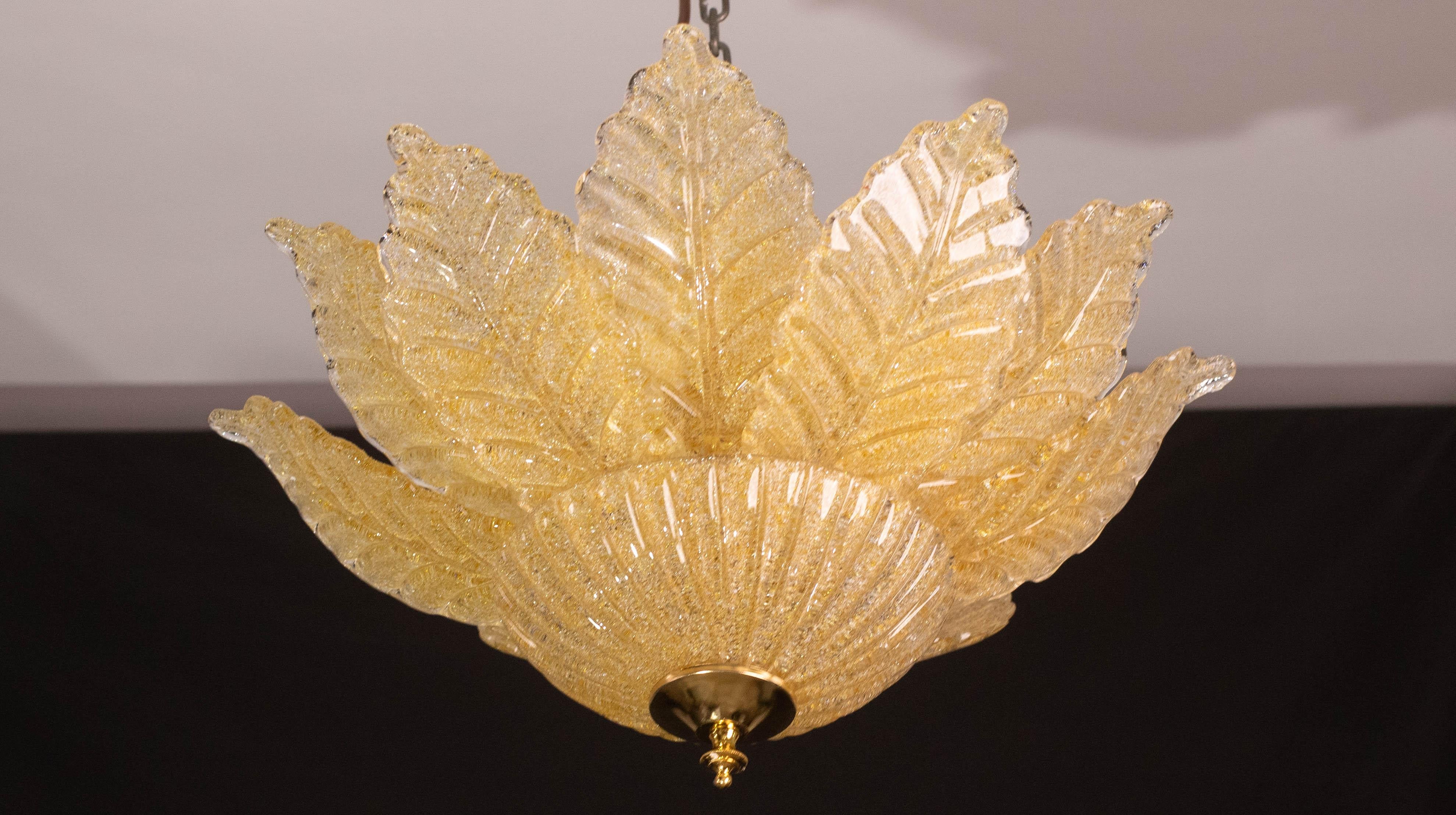 Espléndido lote de 2  Lámpara de techo de cristal de Murano en cuenta de cristal coloreado con matices amarillo oro y naranja

Periodo: hacia 1970.

La luz monta 6 portalámparas e14 europeos estándar, se puede cambiar para Usa Standards.

La altura