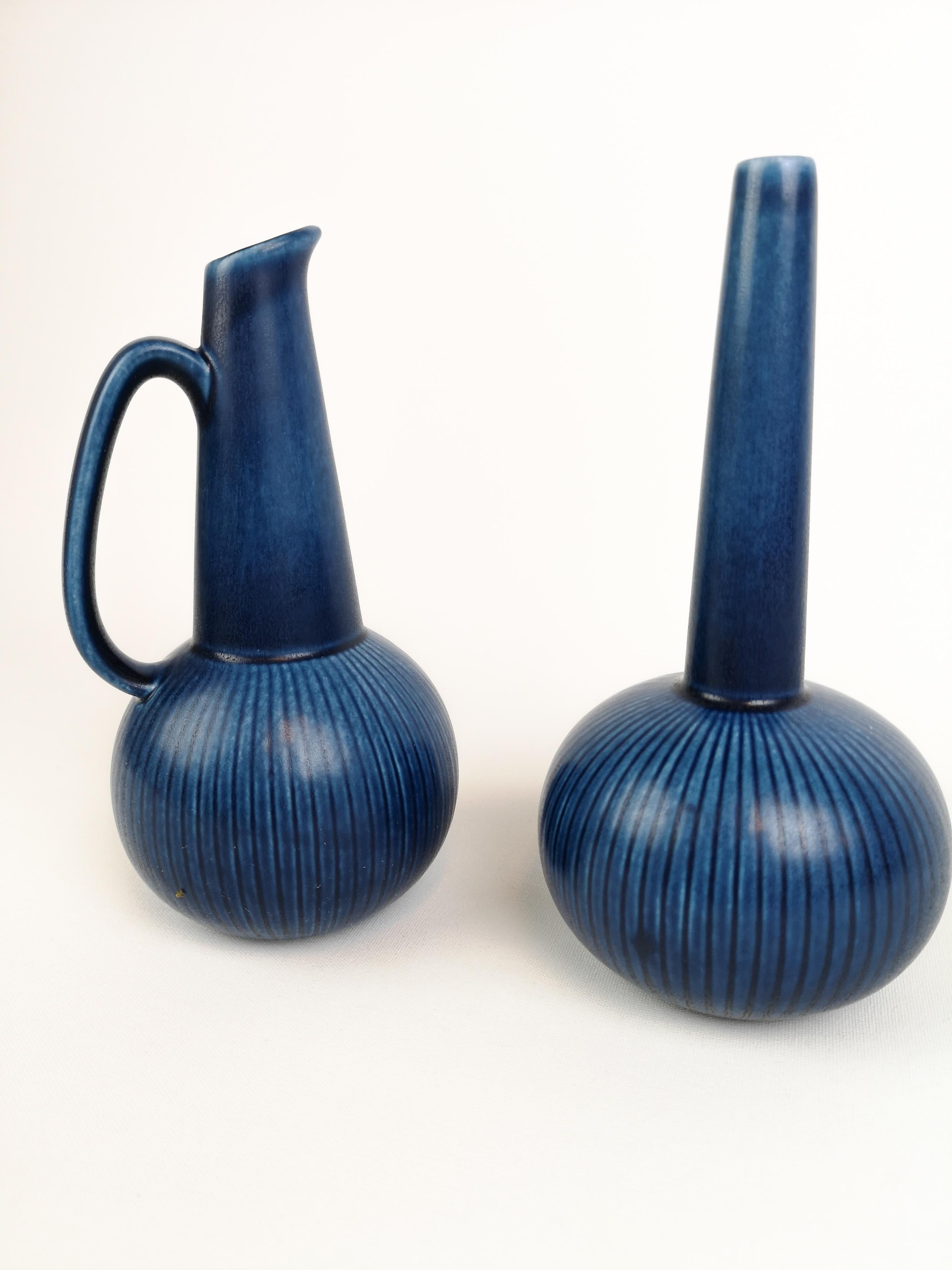 Wonderful blue glaze on these 2 vases from Rörstrand Sweden, designed by Gunnar Nylund in the 1950s.

They are both in great condition.

Measures: H 20, D 10 cm.
     