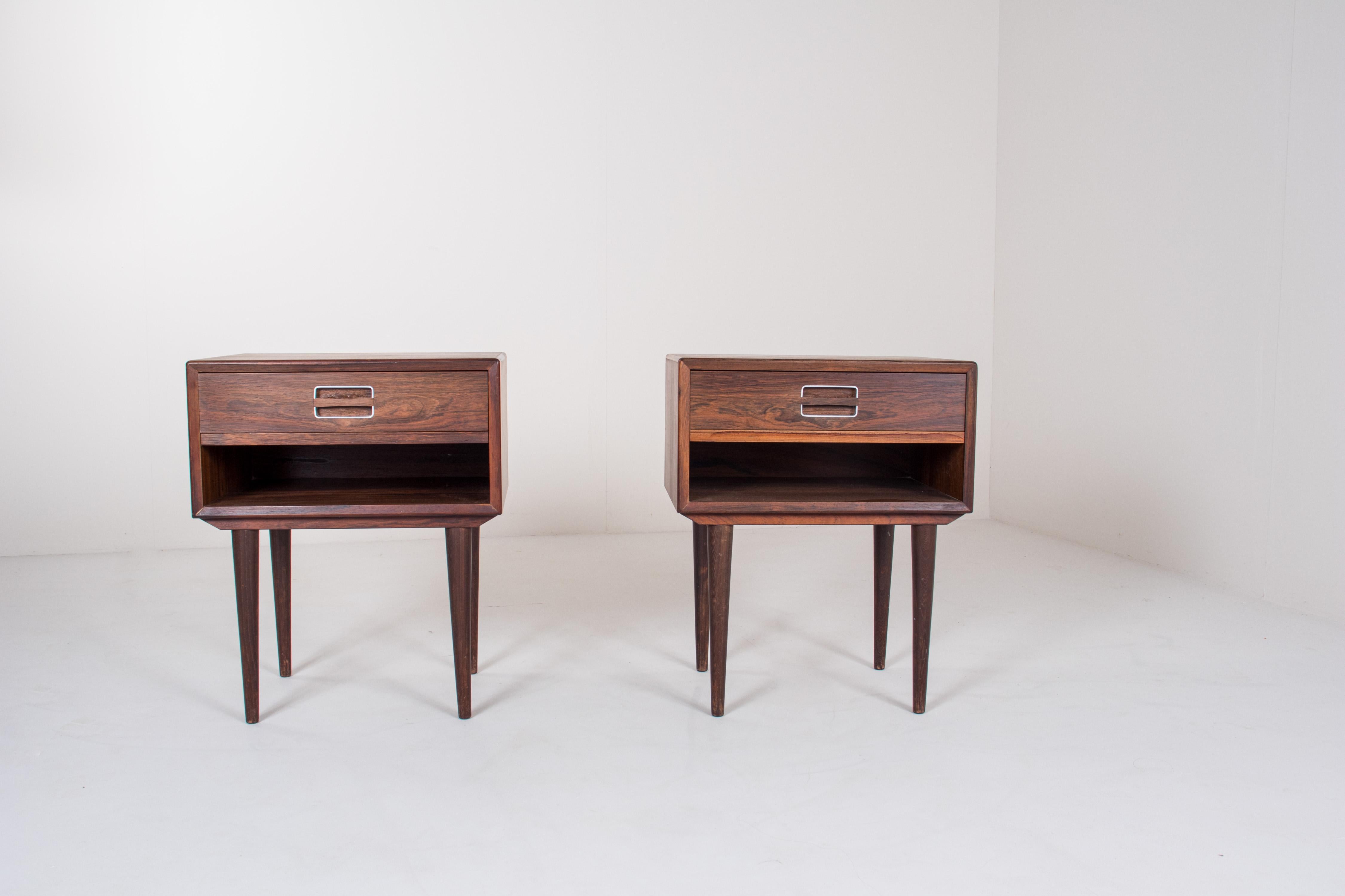 Vintage Rare Set of 2 Nightstands by Johannes Andersen for Dyrlund, 1960s. Ces pièces exquises reflètent le design épuré et intemporel qui fait la réputation d'Andersen. Chaque table de nuit comporte un tiroir spacieux pour le rangement et un
