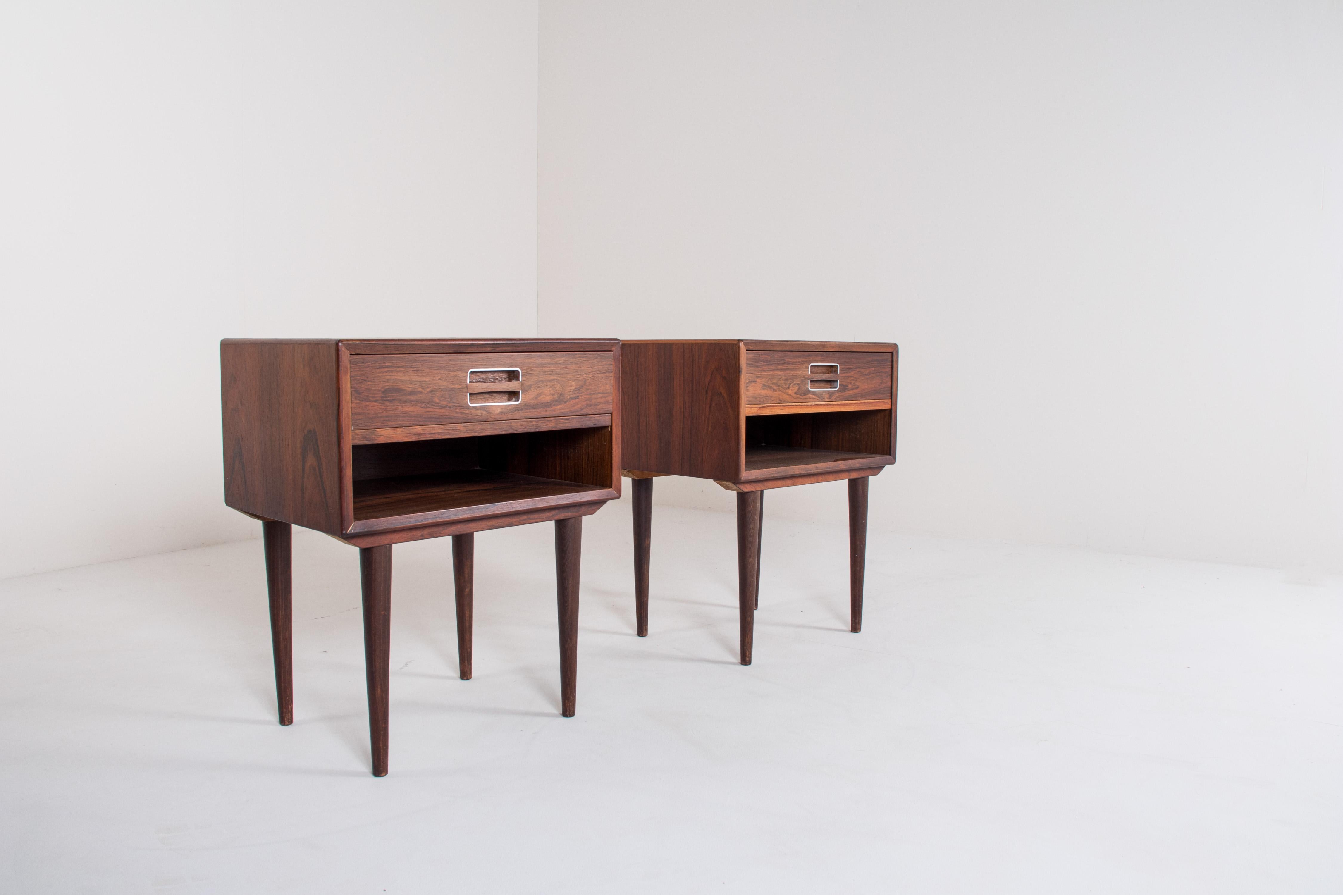 Mid-Century Modern Ensemble de 2 tables de nuit en bois de rose par Johannes Andersen pour Dyrlund 1960s en vente
