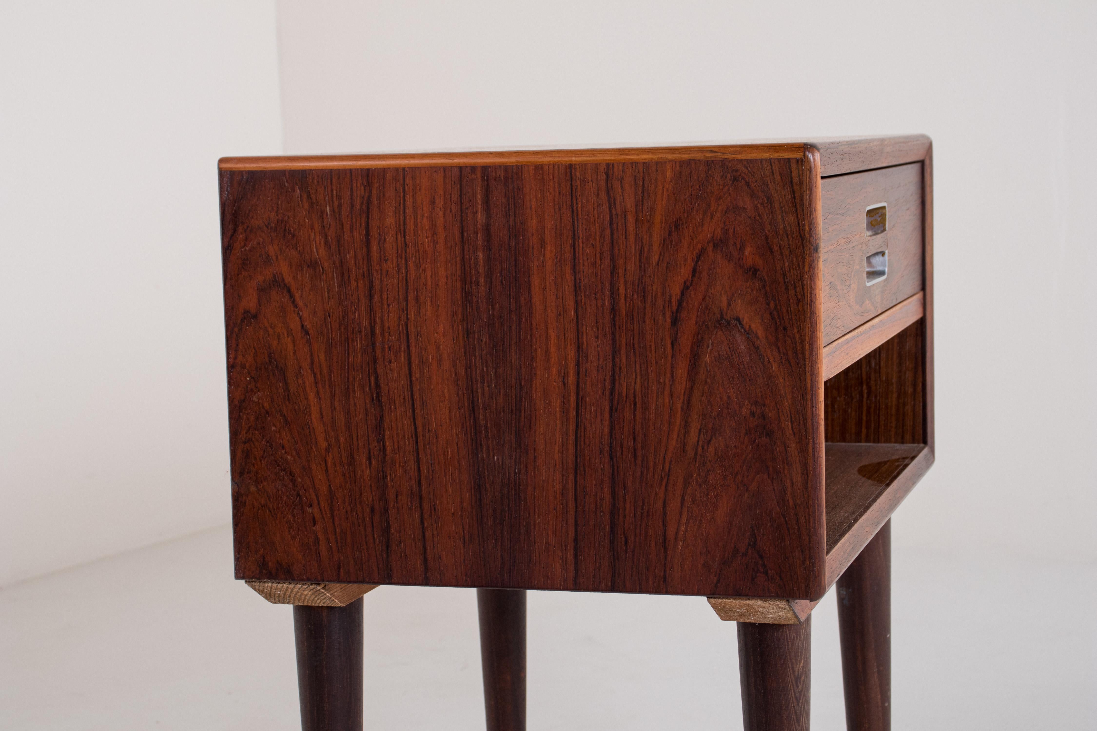 Danois Ensemble de 2 tables de nuit en bois de rose par Johannes Andersen pour Dyrlund 1960s en vente