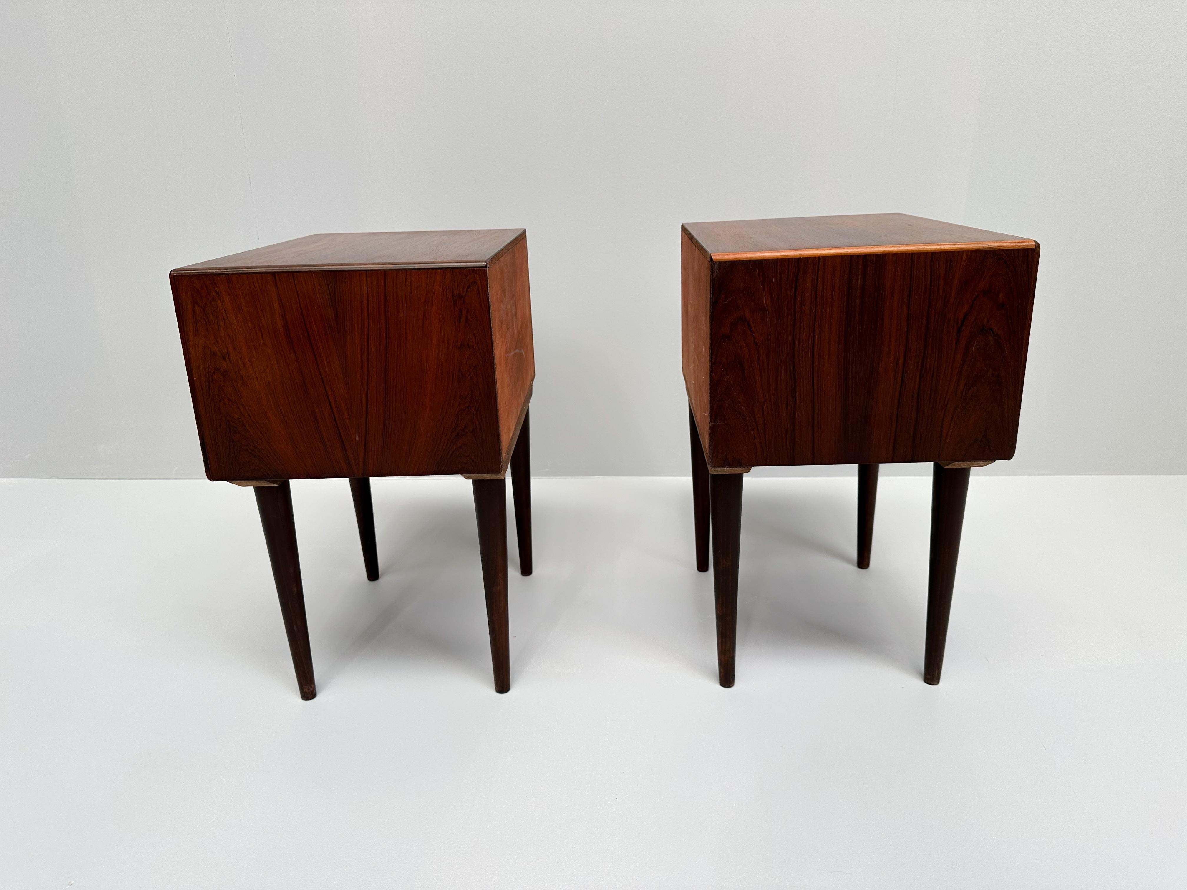 Milieu du XXe siècle Ensemble de 2 tables de nuit en bois de rose par Johannes Andersen pour Dyrlund 1960s en vente