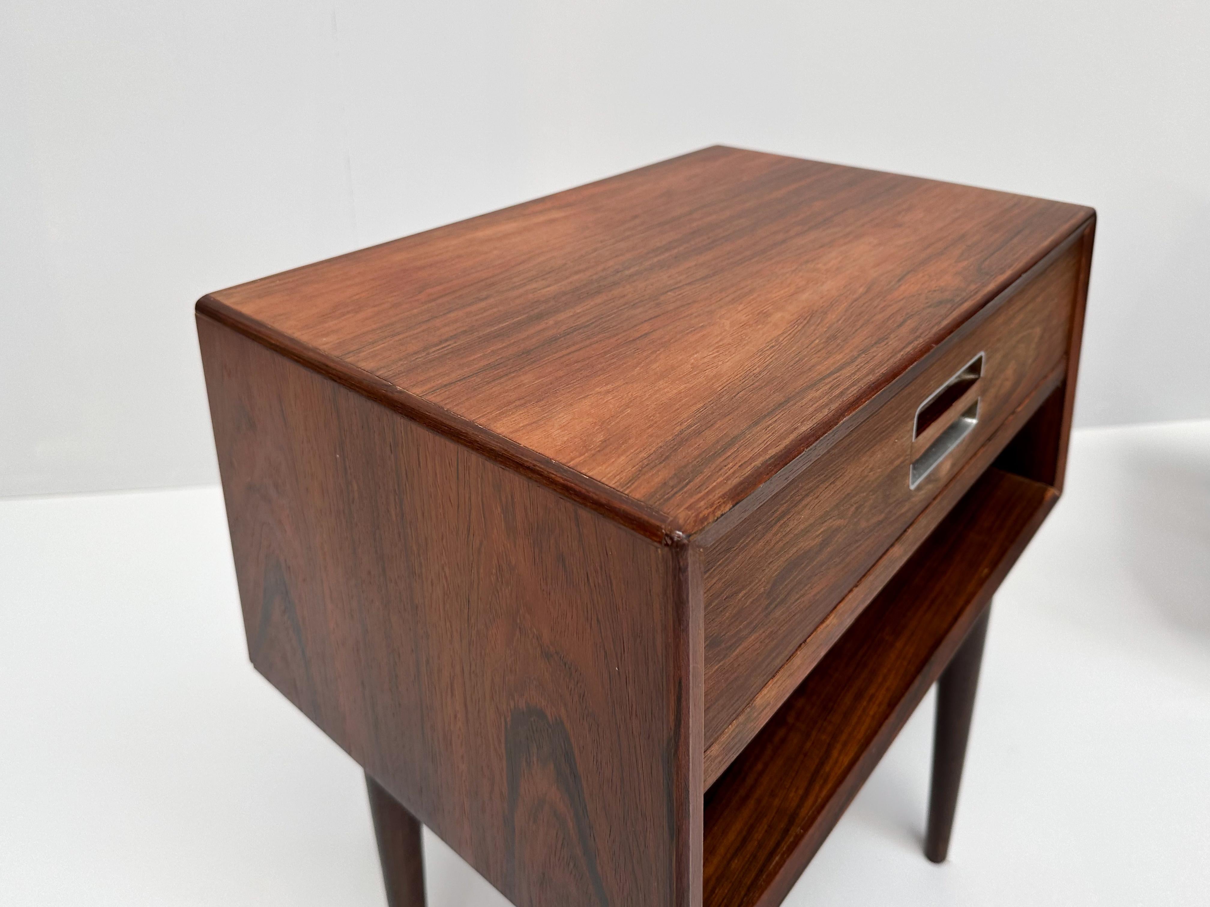 Bois de rose Ensemble de 2 tables de nuit en bois de rose par Johannes Andersen pour Dyrlund 1960s en vente
