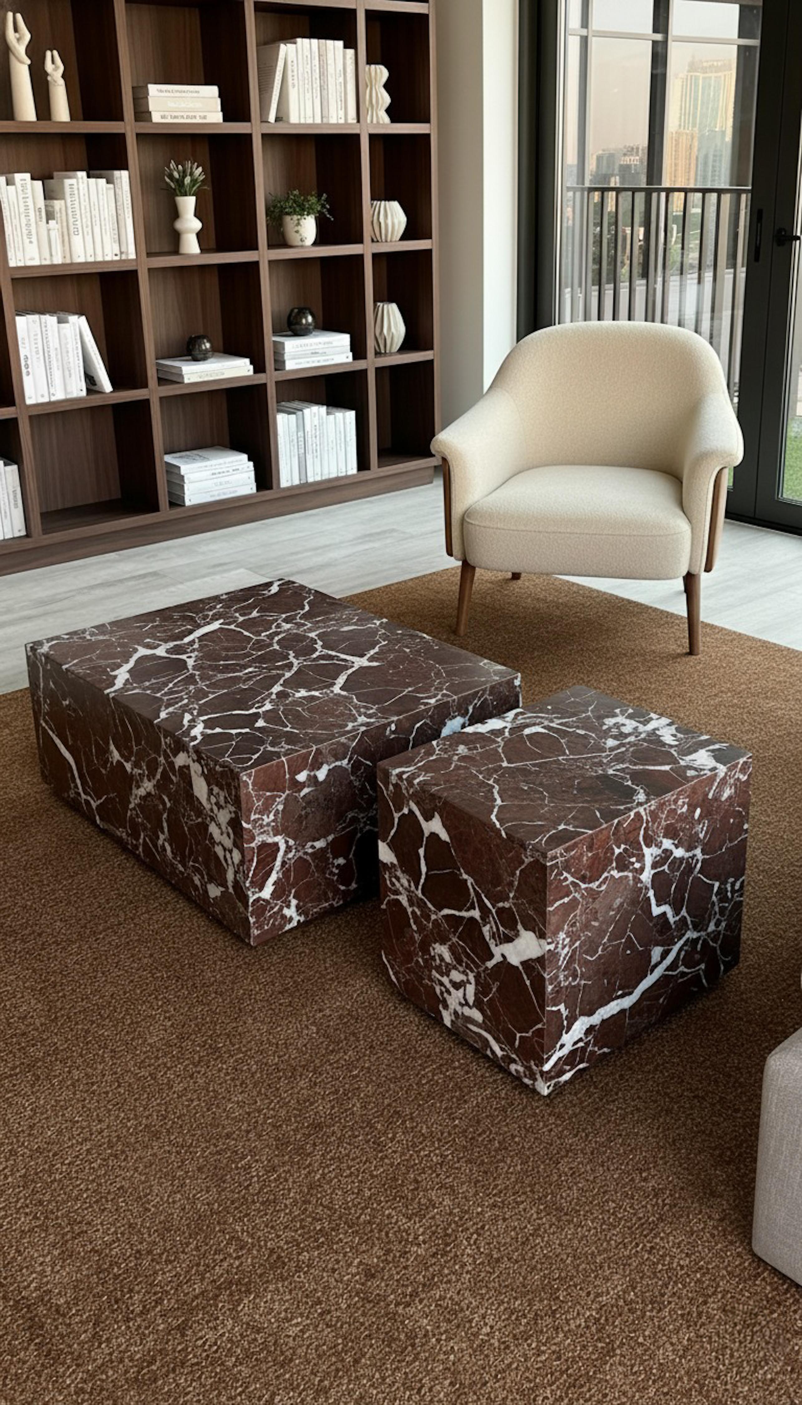 Dimensioni: 

1 - 85 x 65 x 38 CM
2- 50 x 40 x 45 CM


Questo set di due tavolini in marmo è un'audace espressione del design italiano, scolpito nel raro e spettacolare marmo Rosso Levanto. Conosciuta per le sue profonde tonalità cremisi e le