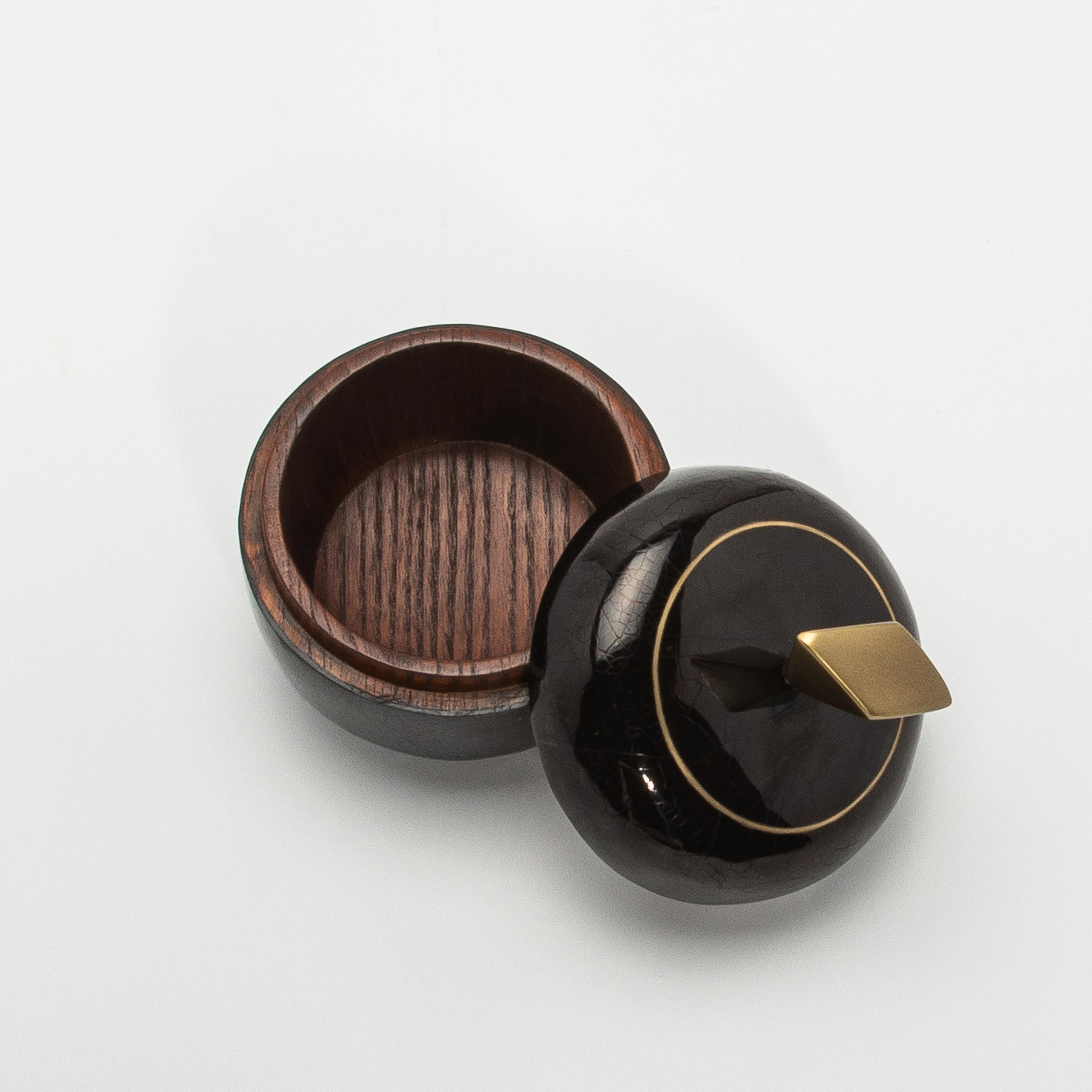 Set of 2 Round Boxes in Black Shell with Brass Details by Kifu Paris For Sale 3
