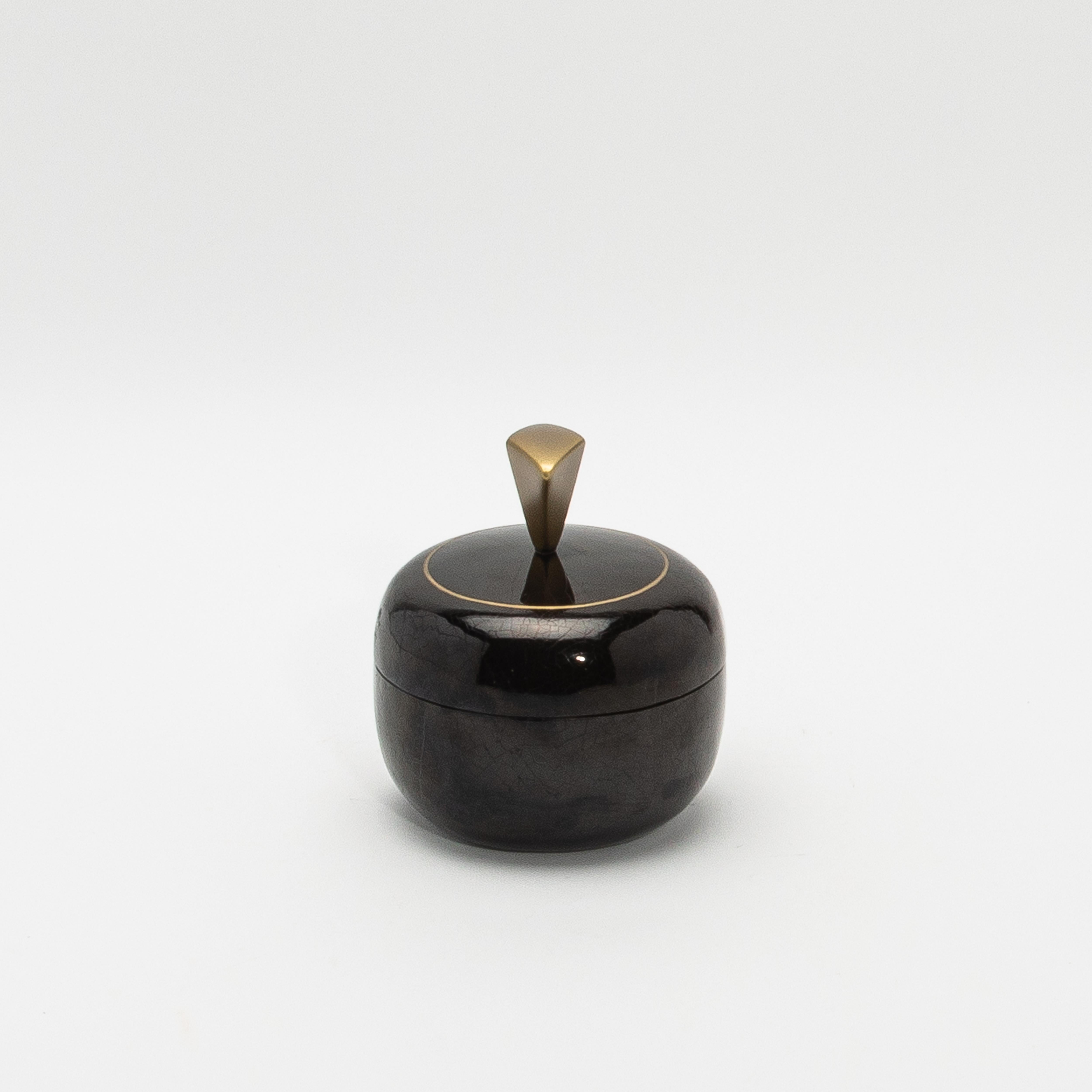 Art Deco Set of 2 Round Boxes in Black Shell with Brass Details by Kifu Paris For Sale