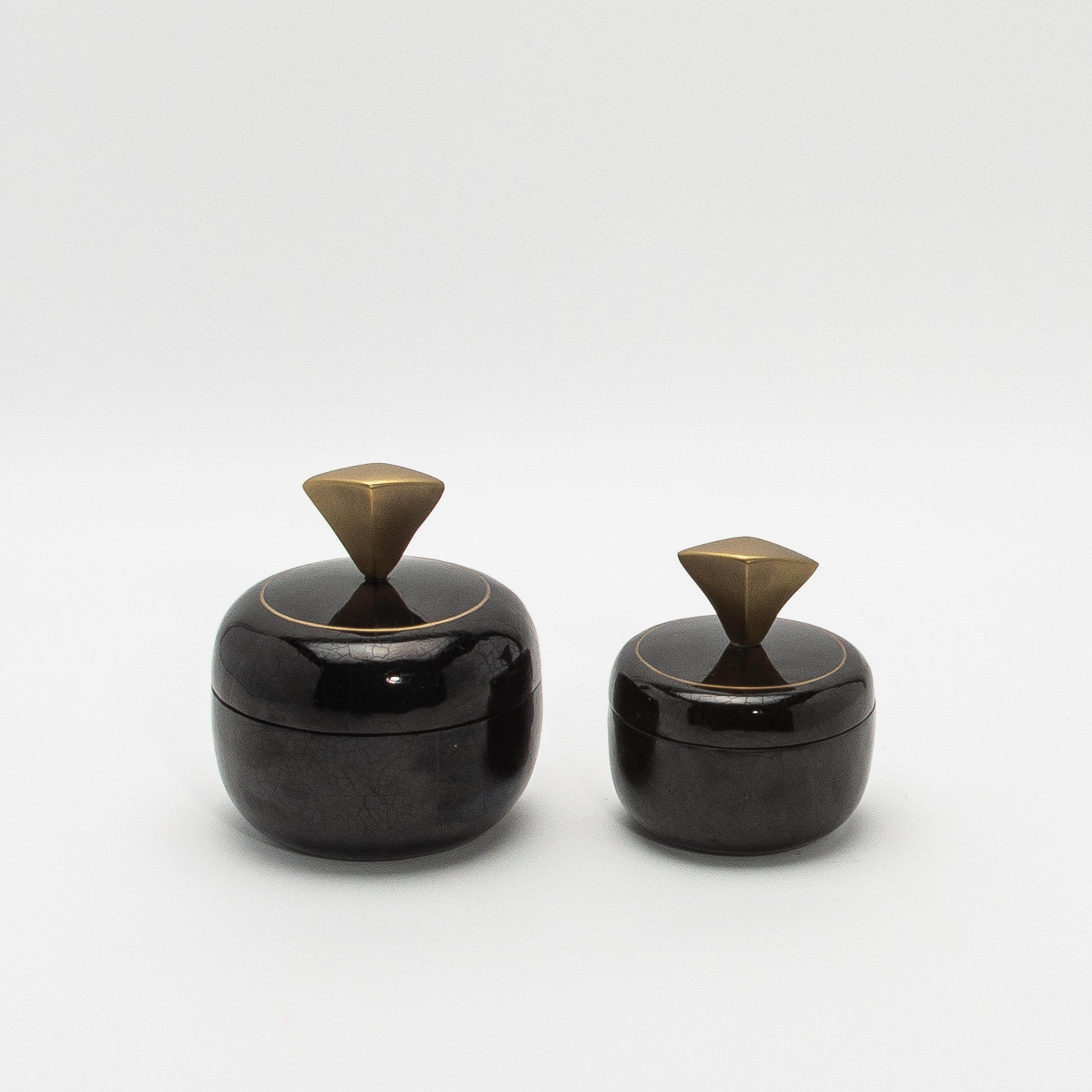 Philippine Set of 2 Round Boxes in Black Shell with Brass Details by Kifu Paris For Sale