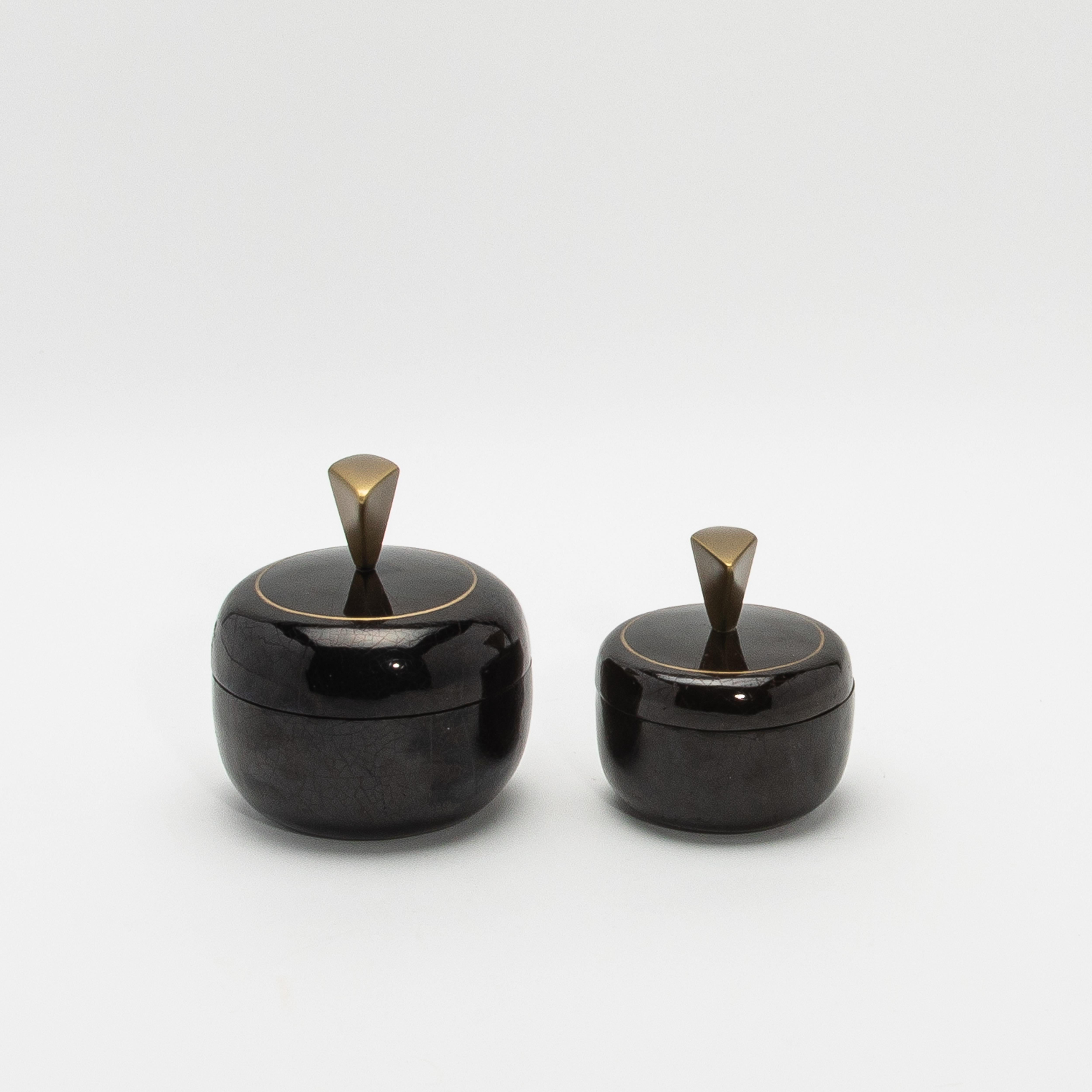 Hand-Crafted Set of 2 Round Boxes in Black Shell with Brass Details by Kifu Paris For Sale