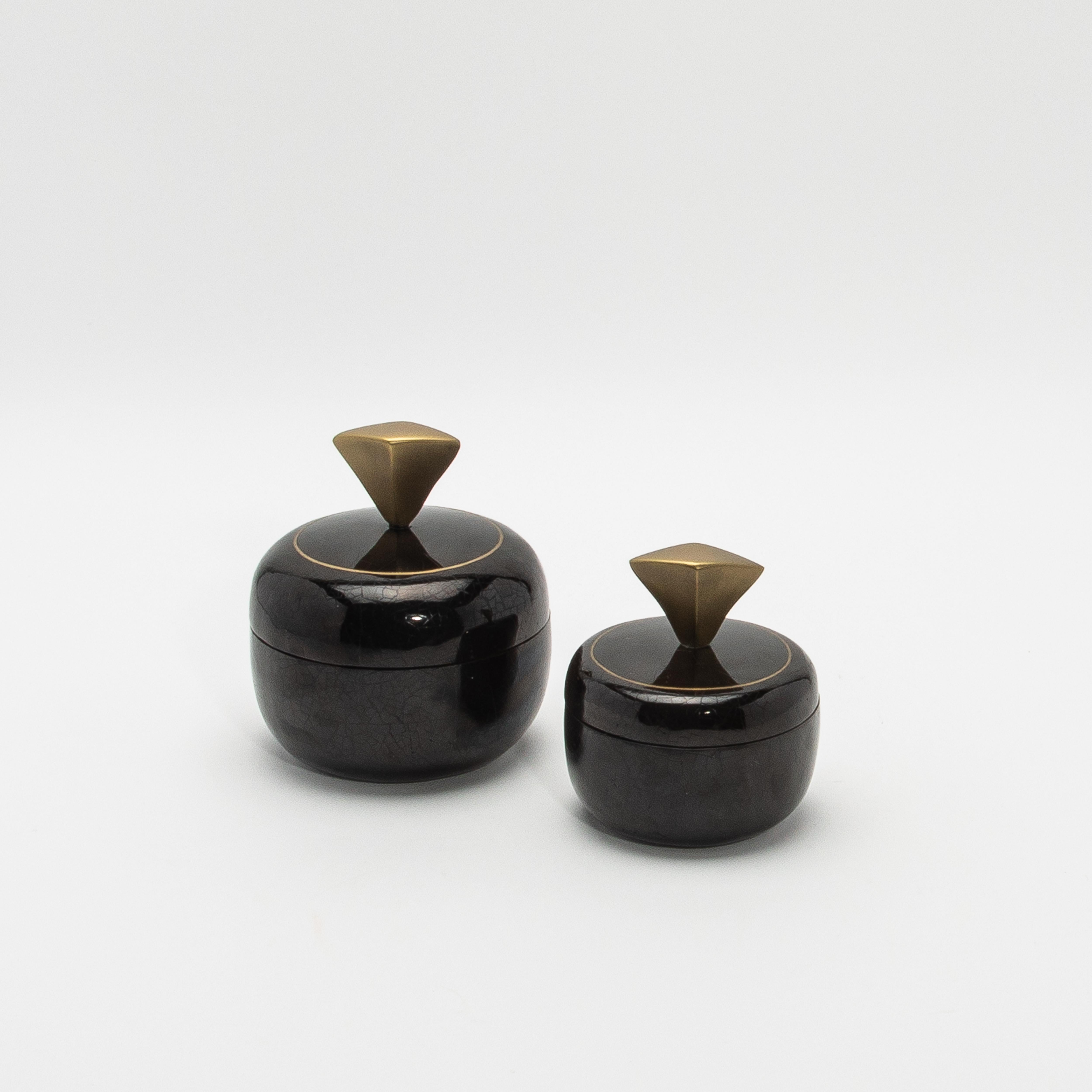 Set of 2 Round Boxes in Black Shell with Brass Details by Kifu Paris In New Condition For Sale In West Hollywood, CA