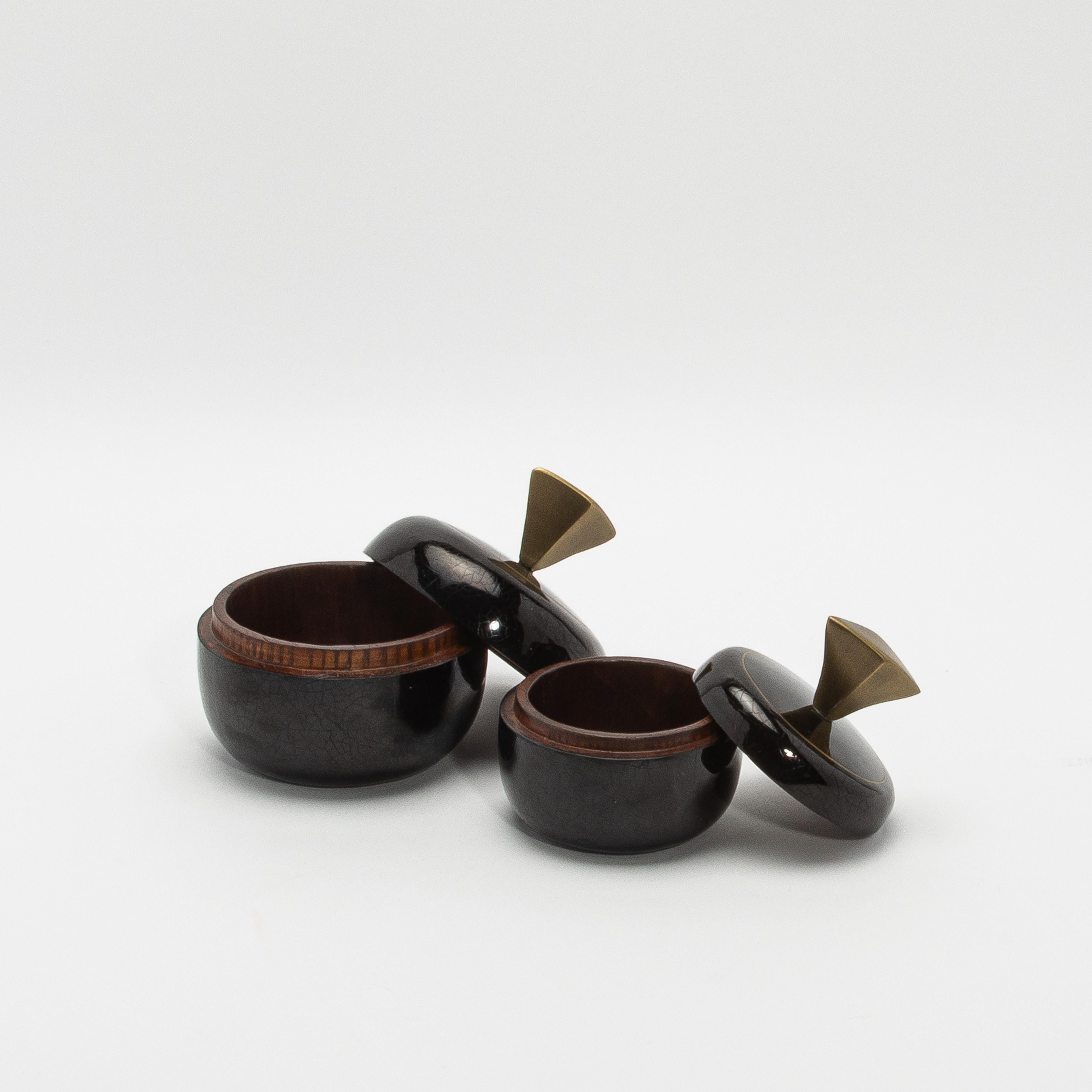 Contemporary Set of 2 Round Boxes in Black Shell with Brass Details by Kifu Paris For Sale