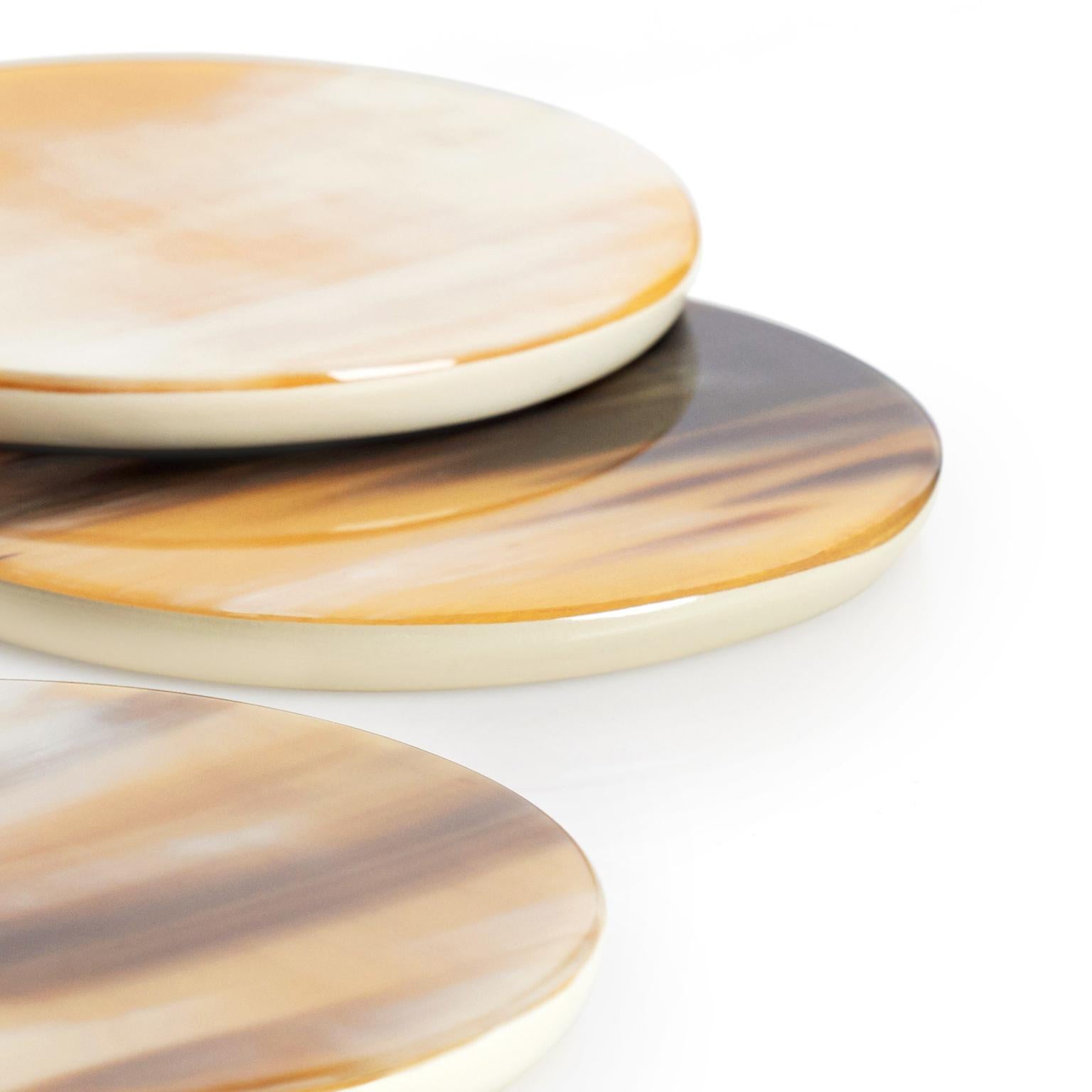 Contemporary Set of 2 Round Coasters in Corno Italiano and Lacquered Wood, Mod. 220 For Sale