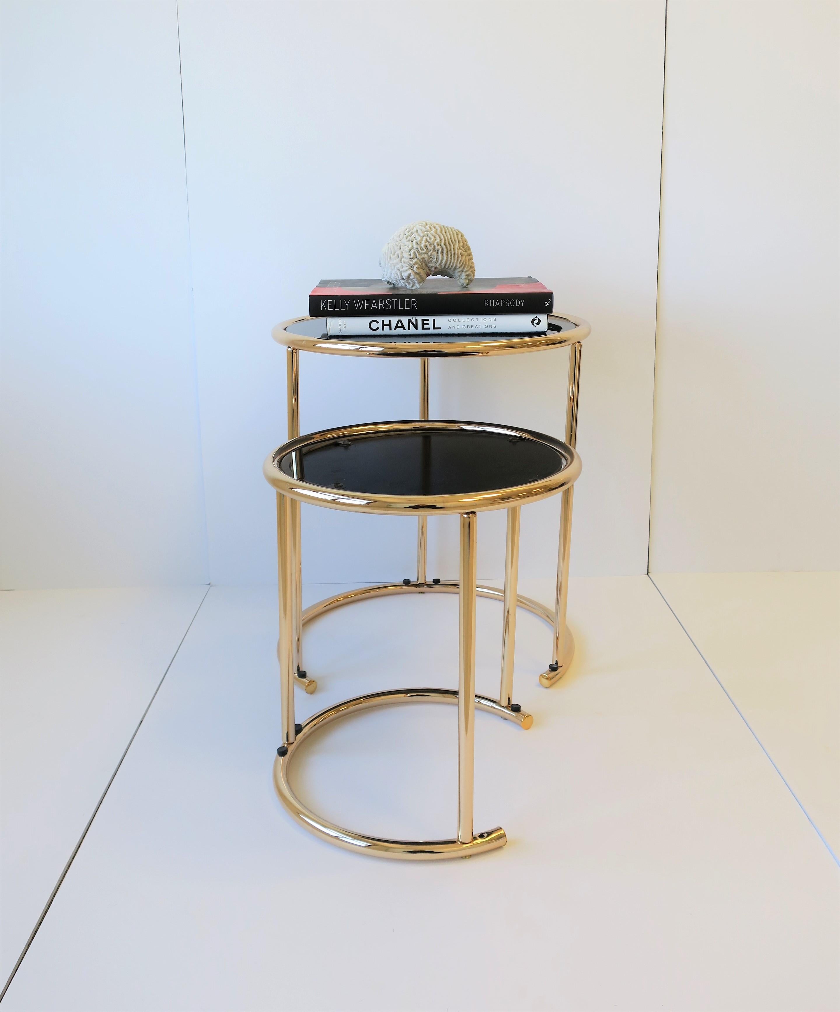 Set of 2 Round Nesting Side Tables 3