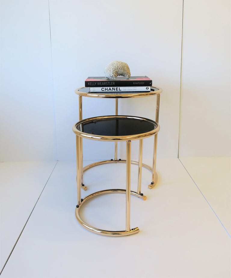 Set of 2 Round Nesting Side Tables at 1stDibs