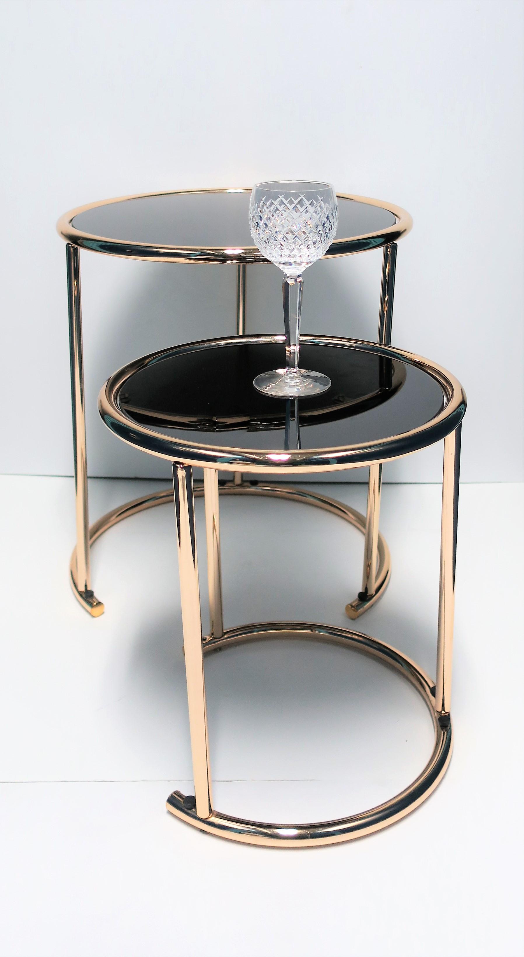 Set of 2 Round Nesting Side Tables In Good Condition In New York, NY