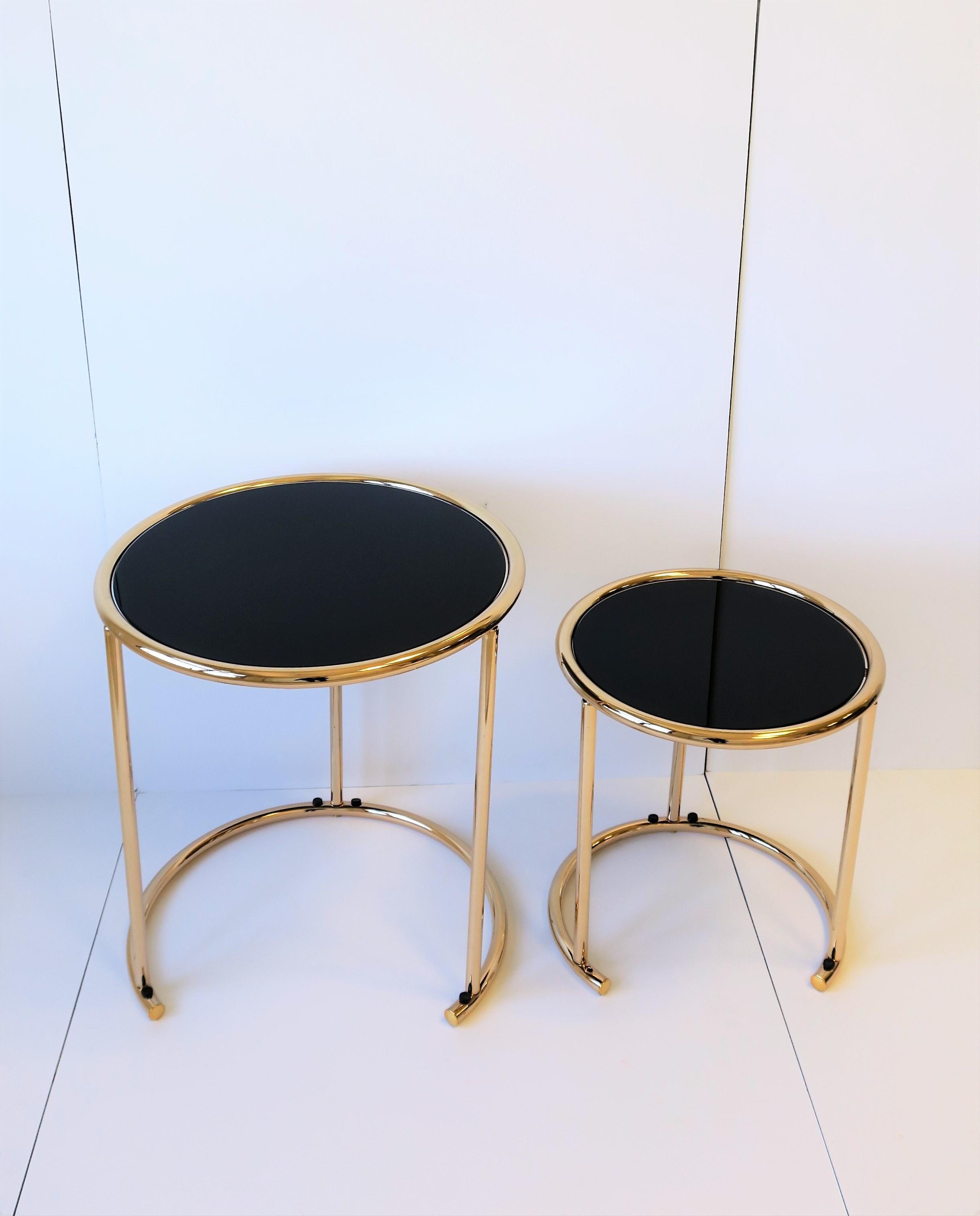Set of 2 Round Nesting Side Tables 2