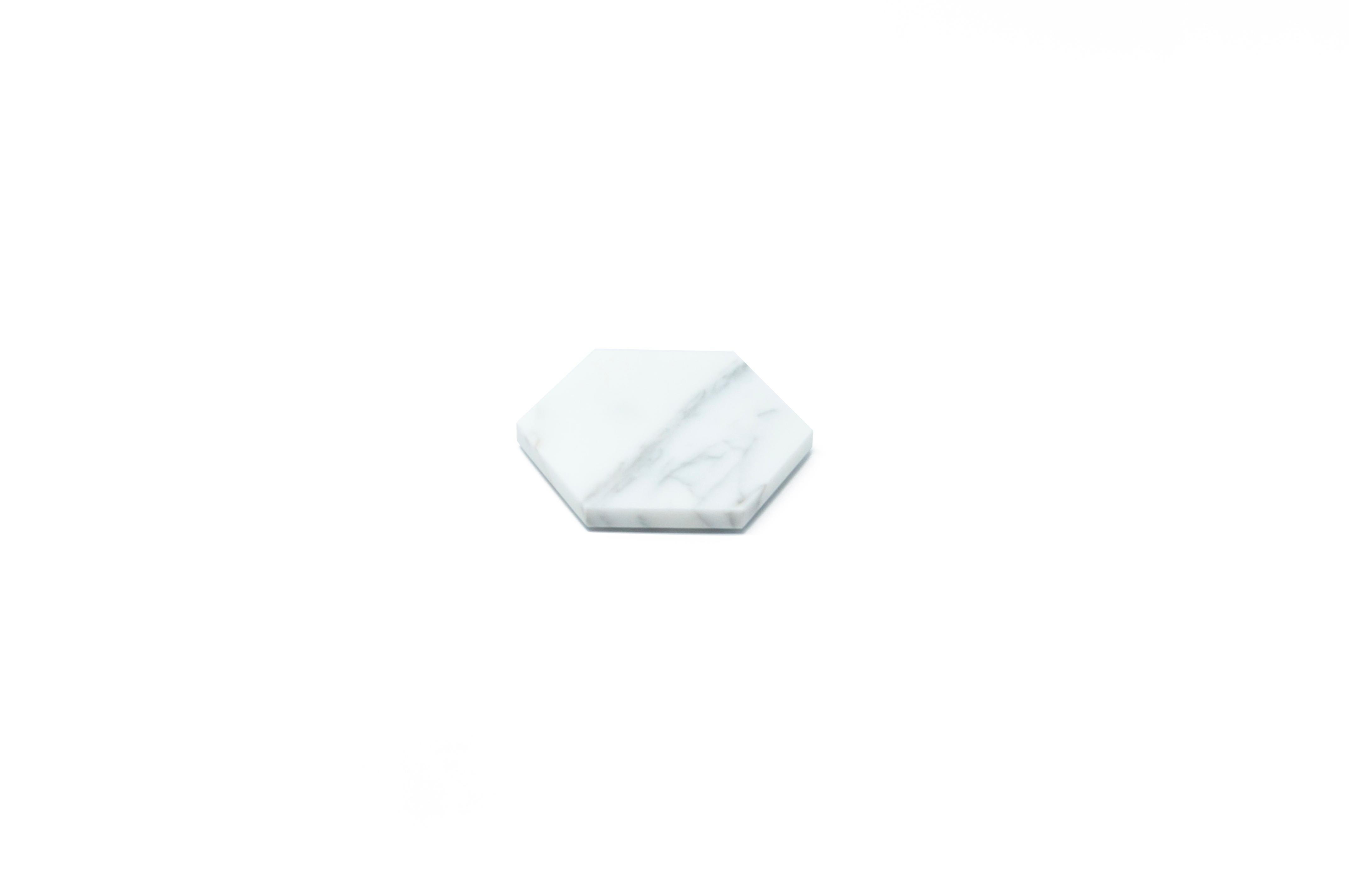 Handgefertigtes Set von 2 sechseckigen Untersetzern aus weißem Carrara-Marmor (Italienisch) im Angebot