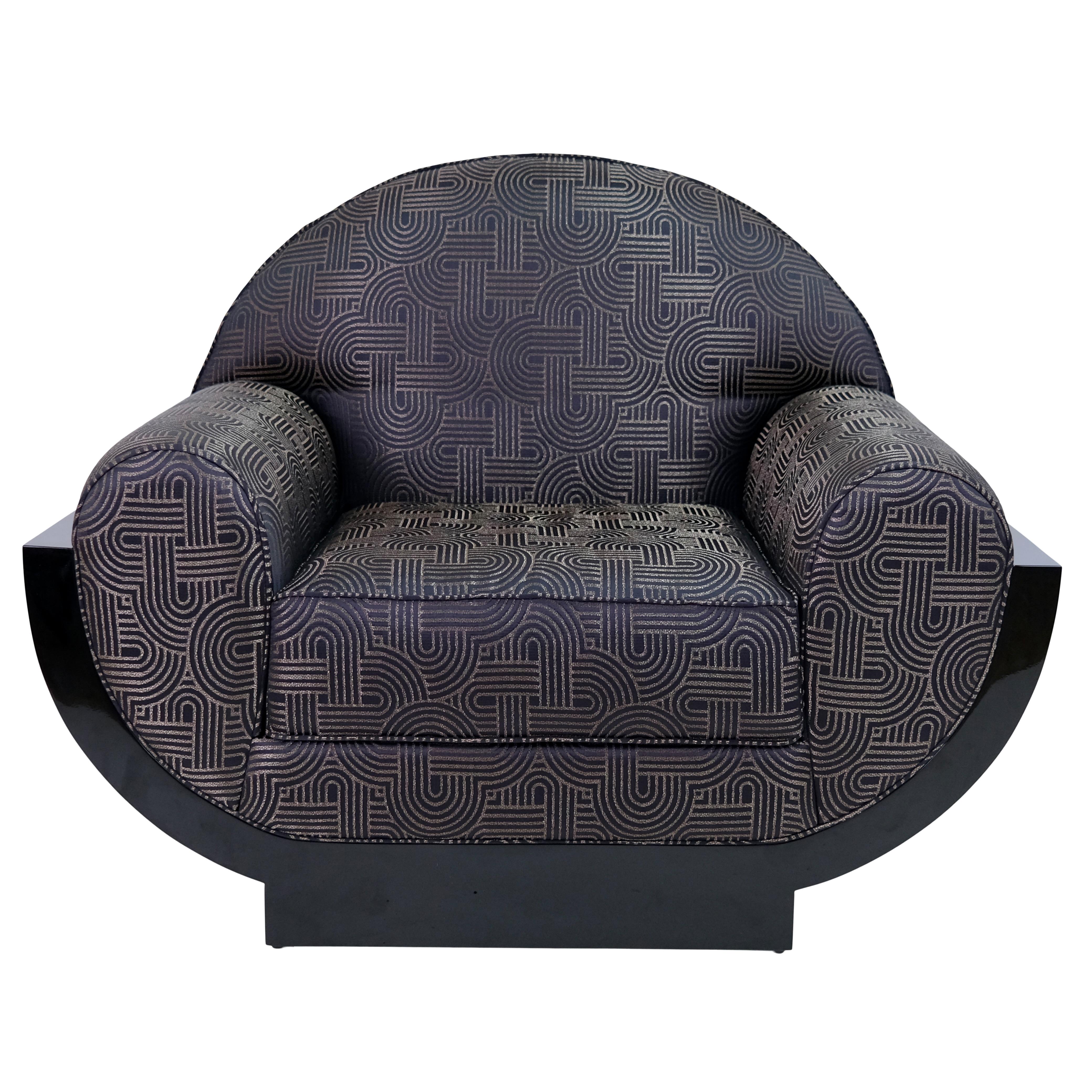 Paire de fauteuils Art Déco français arrondis. 
Bois en laque noire piano, haute brillance. 
Rembourrage en tissu avec des ornements typiques de l'Art Déco dans les tons noir et or. 

Ces fauteuils club rehausseront n'importe quel salon. 
Ils