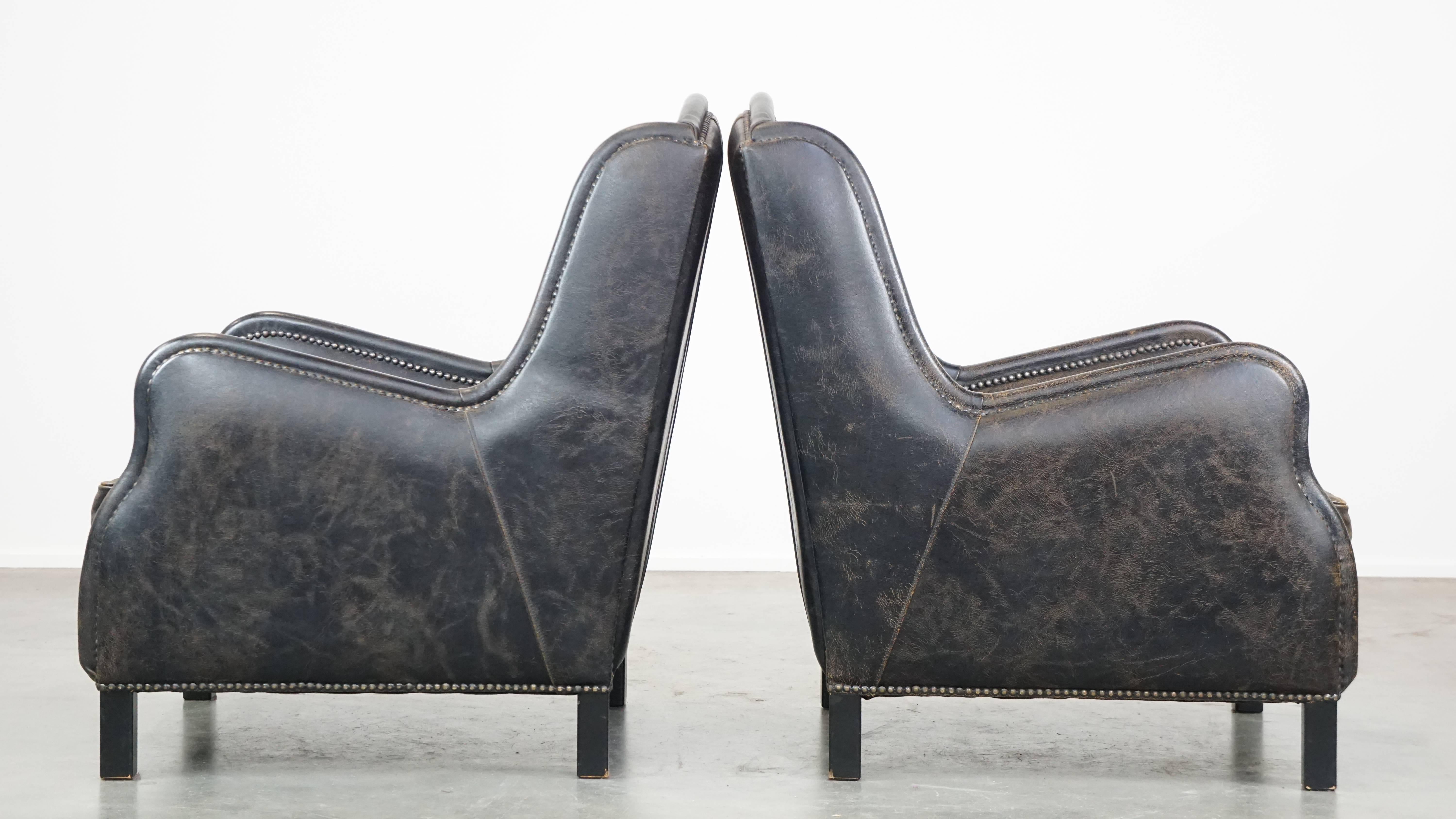 Hand-Crafted Set of 2 rugged black cow leather armchairs with high back, industrial style For Sale