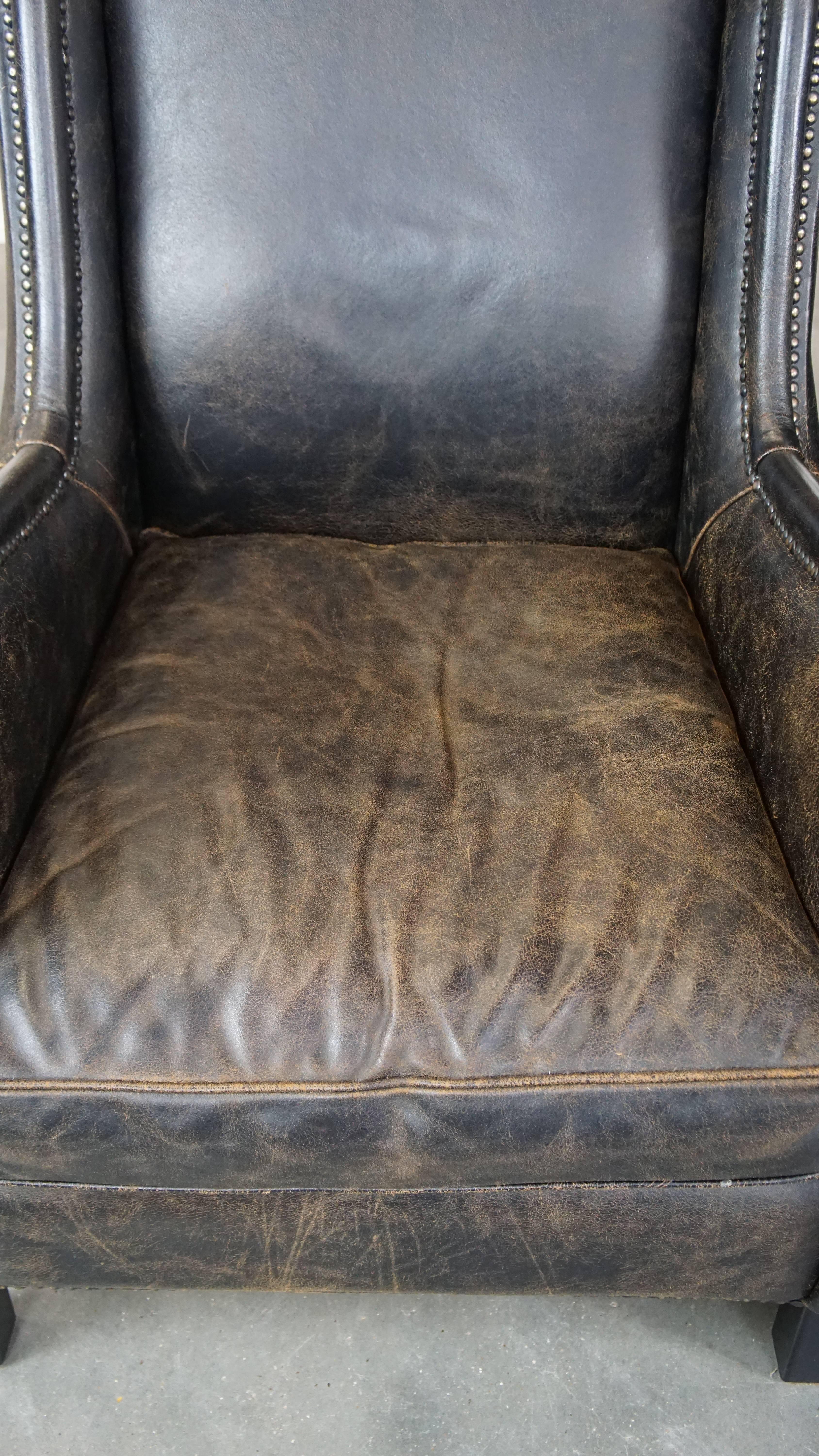 Set of 2 rugged black cow leather armchairs with high back, industrial style In Good Condition For Sale In Harderwijk, NL