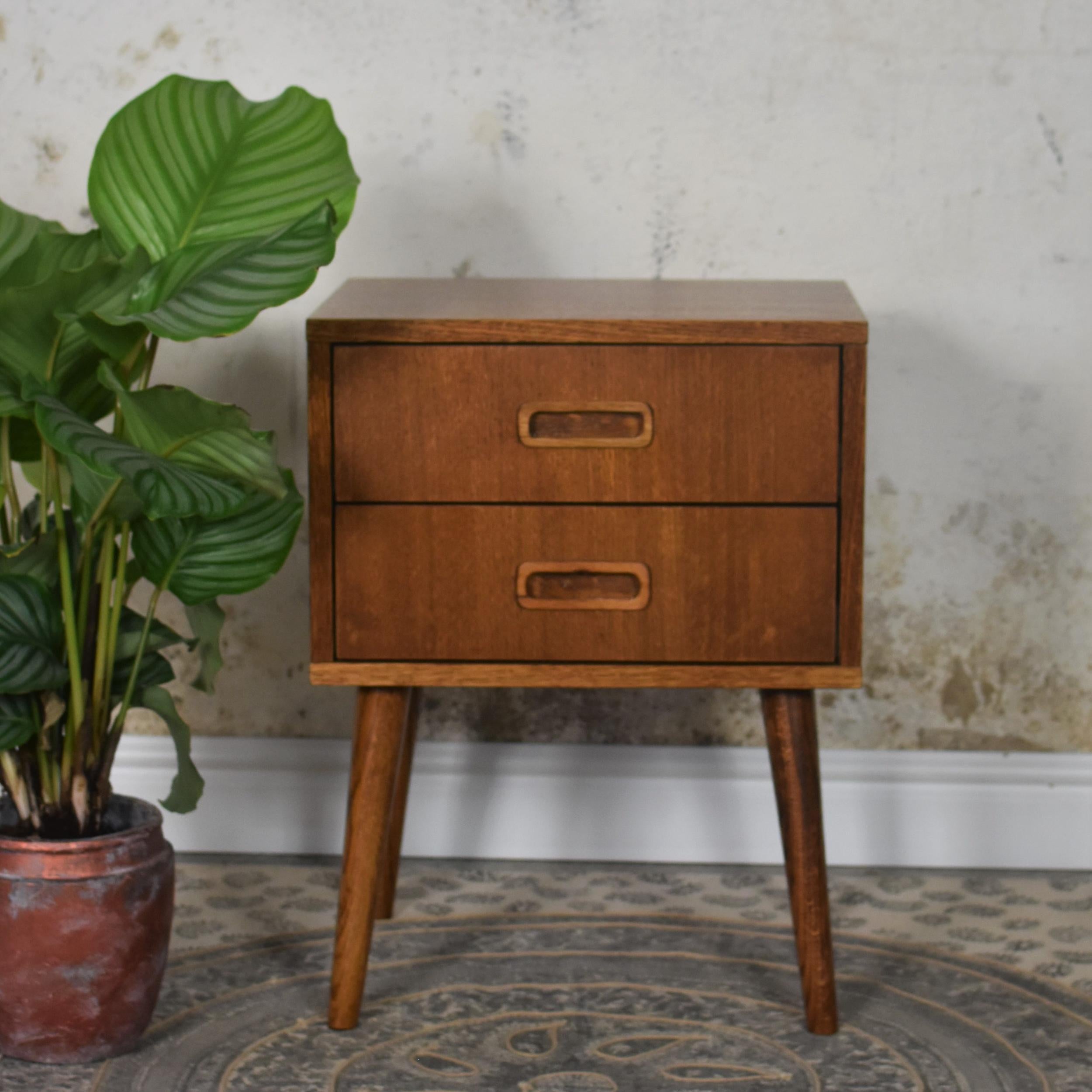 Ensemble de 2 tables de chevet Runo par Pastform
Dimensions : D 35 x L 45 x H 60 cm.
MATERIAL : Bois teinté et verni.

Disponible en différentes couleurs de bois : Whisky, Rhum, BPA, Nobel, Brandy, Schwarz et Natura. Veuillez nous
