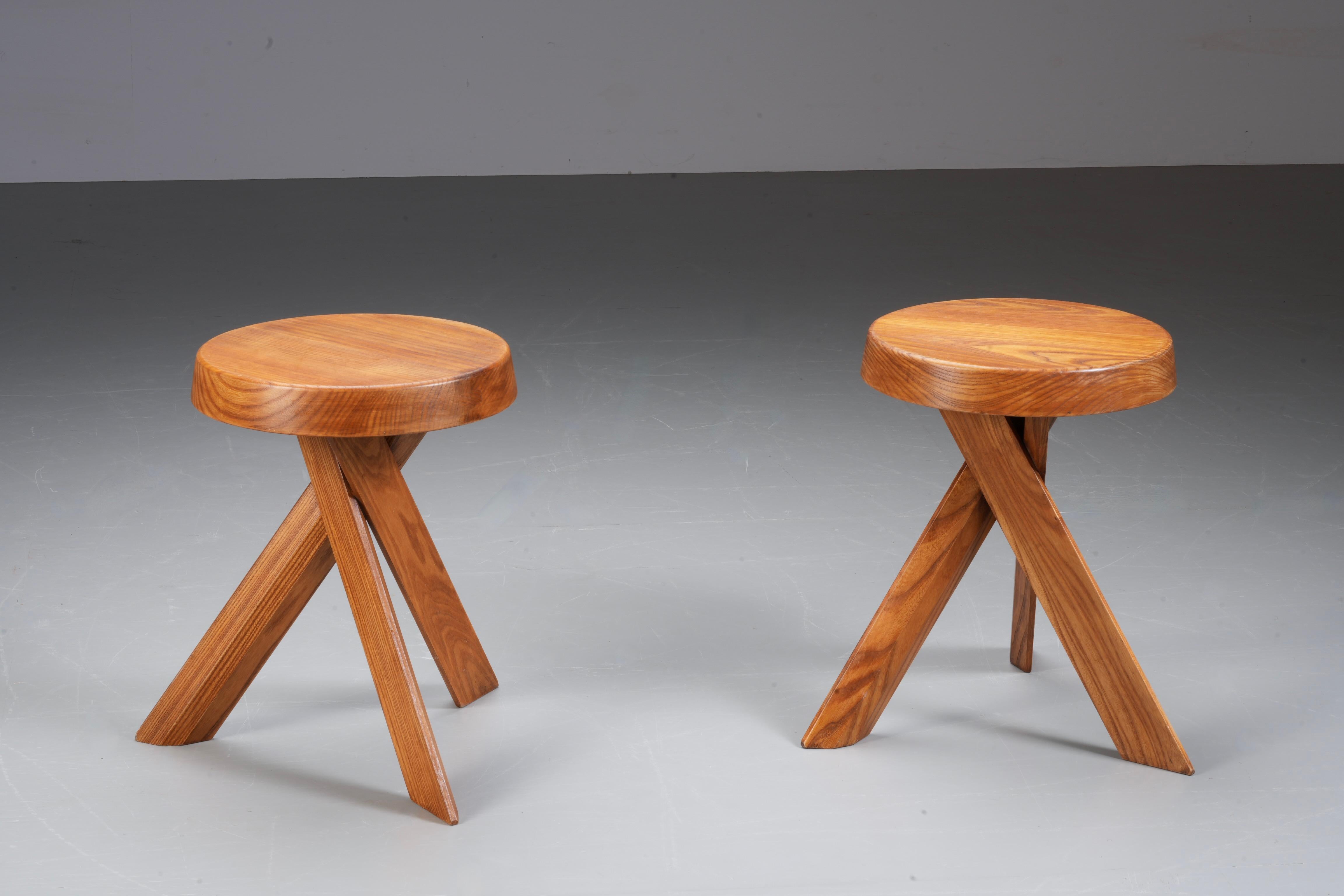 Français Ensemble de 2 tabourets S13A version ancienne de Pierre Chapo en orme, France, années 1970 en vente