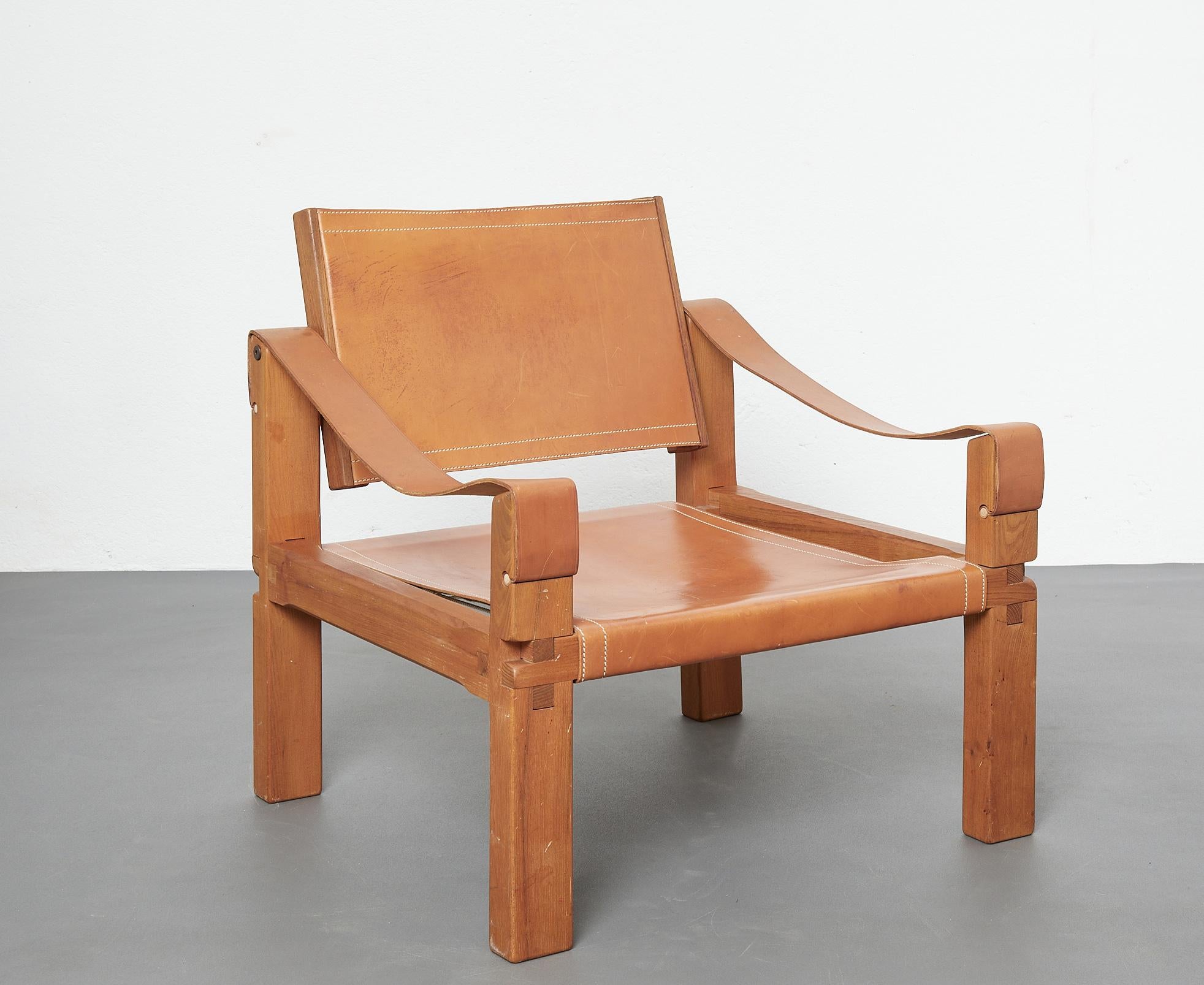 Le modèle S10 également appelé Sahara a été conçu par le célèbre designer français Pierre Chapo.

Les fauteuils sont fabriqués à partir d'une structure en bois d'orme massif. L'assise et le dossier, ainsi que les accoudoirs, sont en cuir brun