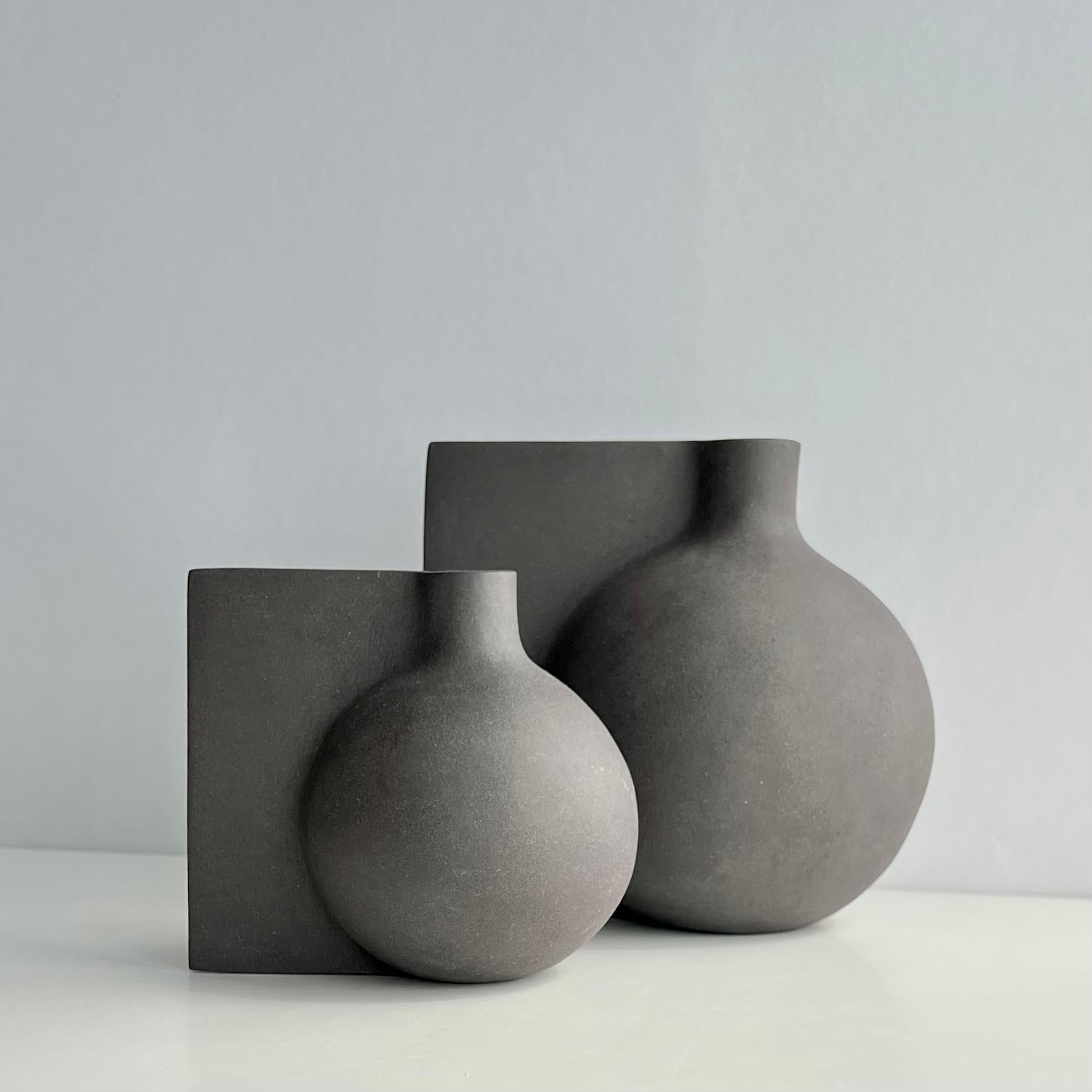 Set di 2 vasi scultorei a forma di vela di Karin Amdal
Unico nel suo genere.
Dimensioni: Grande: D 16 x L 13 x H 15 cm.
Piccolo: D. 10 x L. 10 x H. 12 cm.
Materiali: Ceramica/argilla di gres.

Disponibile in due diverse dimensioni. I pezzi sono