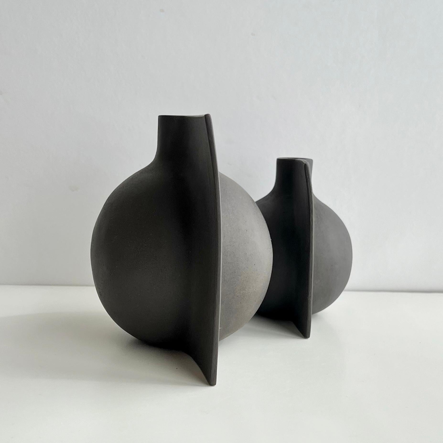 Postmoderno Set di 2 vasi scultorei a forma di vela di Karin Amdal in vendita