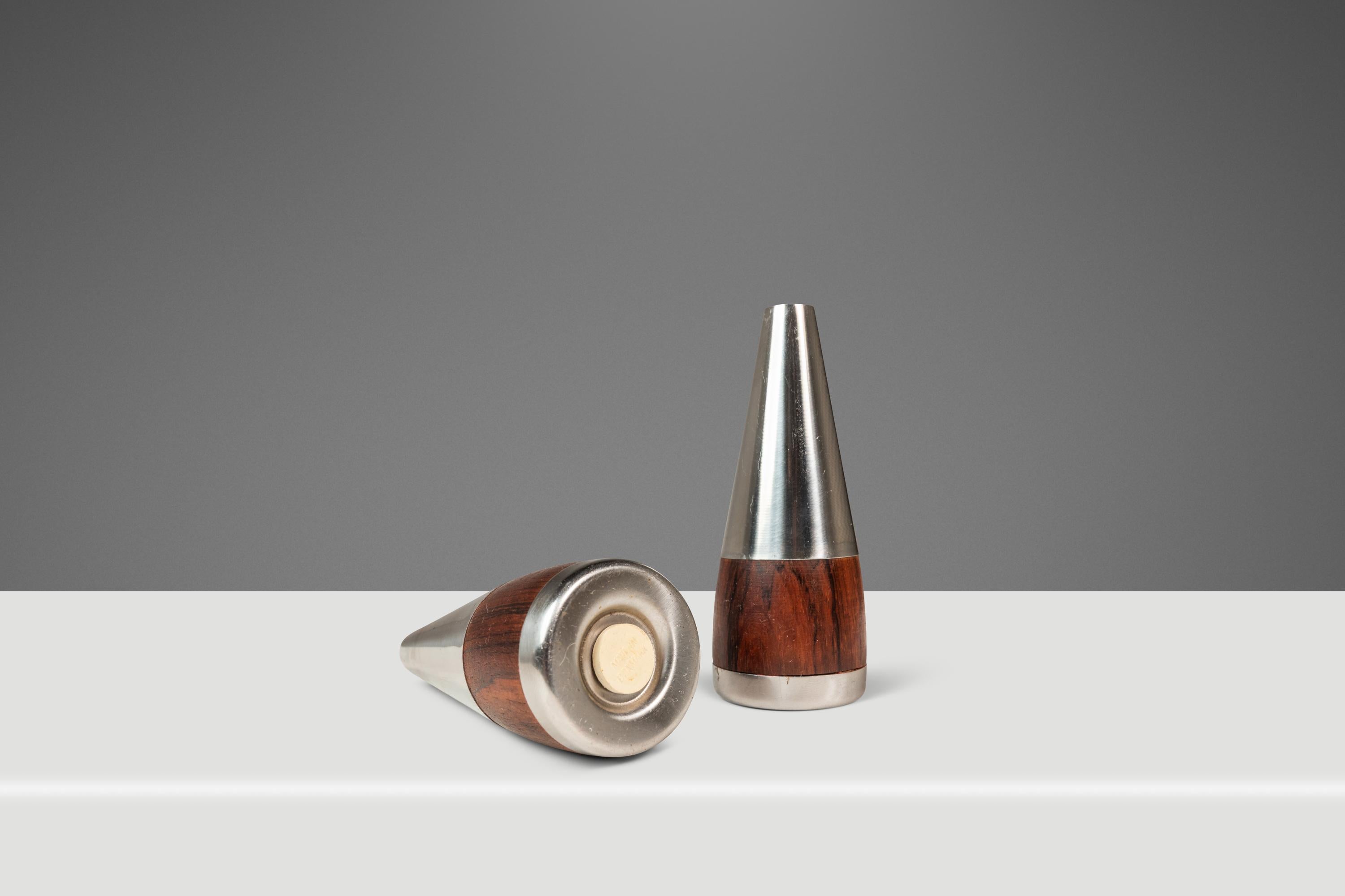 Danois Ensemble de 2 salières et poivrières en bois de rose et acier inoxydable, Danemark, c. C. 1960s en vente