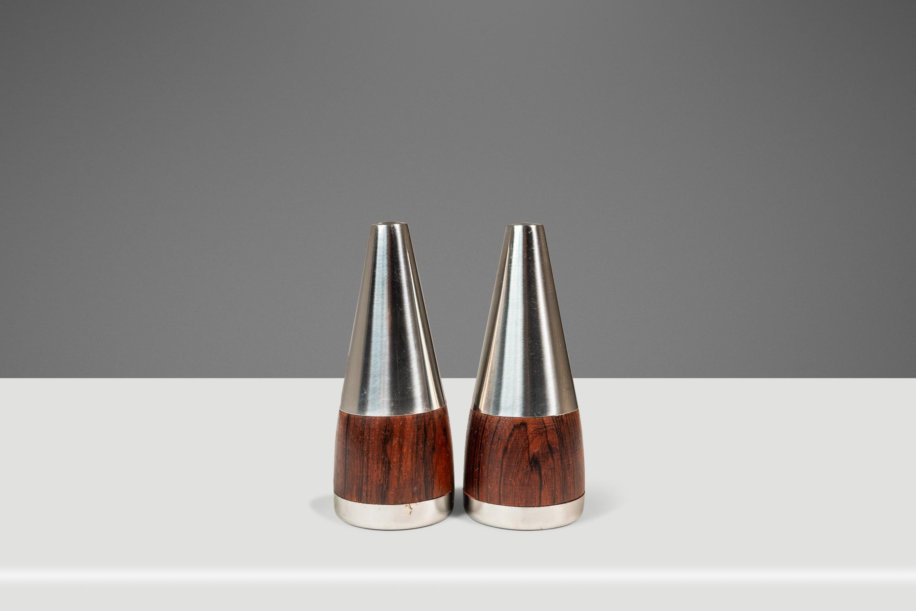 Ensemble de 2 salières et poivrières en bois de rose et acier inoxydable, Danemark, c. C. 1960s Bon état - En vente à Deland, FL