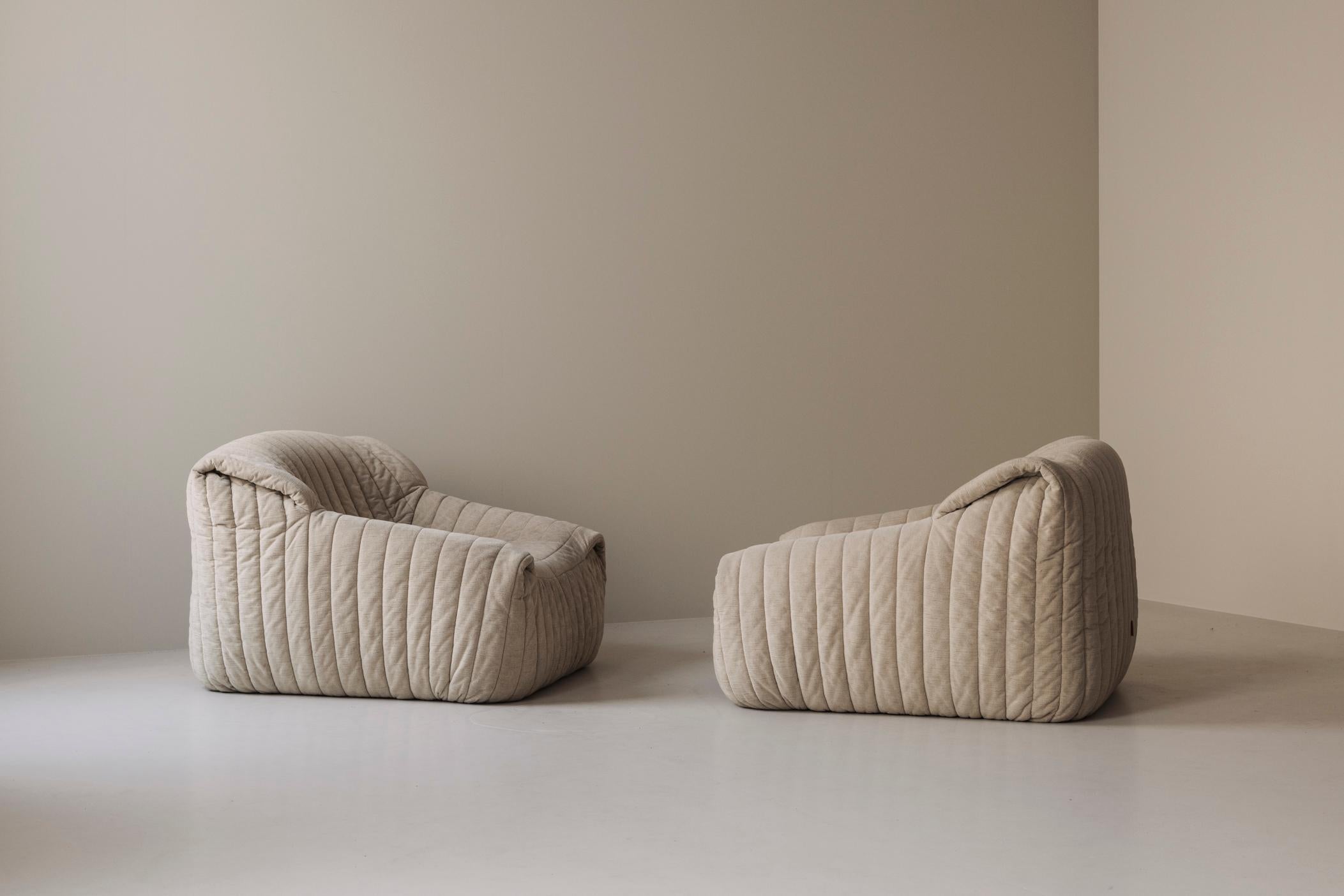 Set of 2 lounge chairs model ‘Sandra’ designed by Annie Hieronimus for Cinna / Ligne Roset, France 1970’s. The soft curves and feel of a draped sofa result in a refined aesthetic that is timeless. This pair still has the original upholstery and