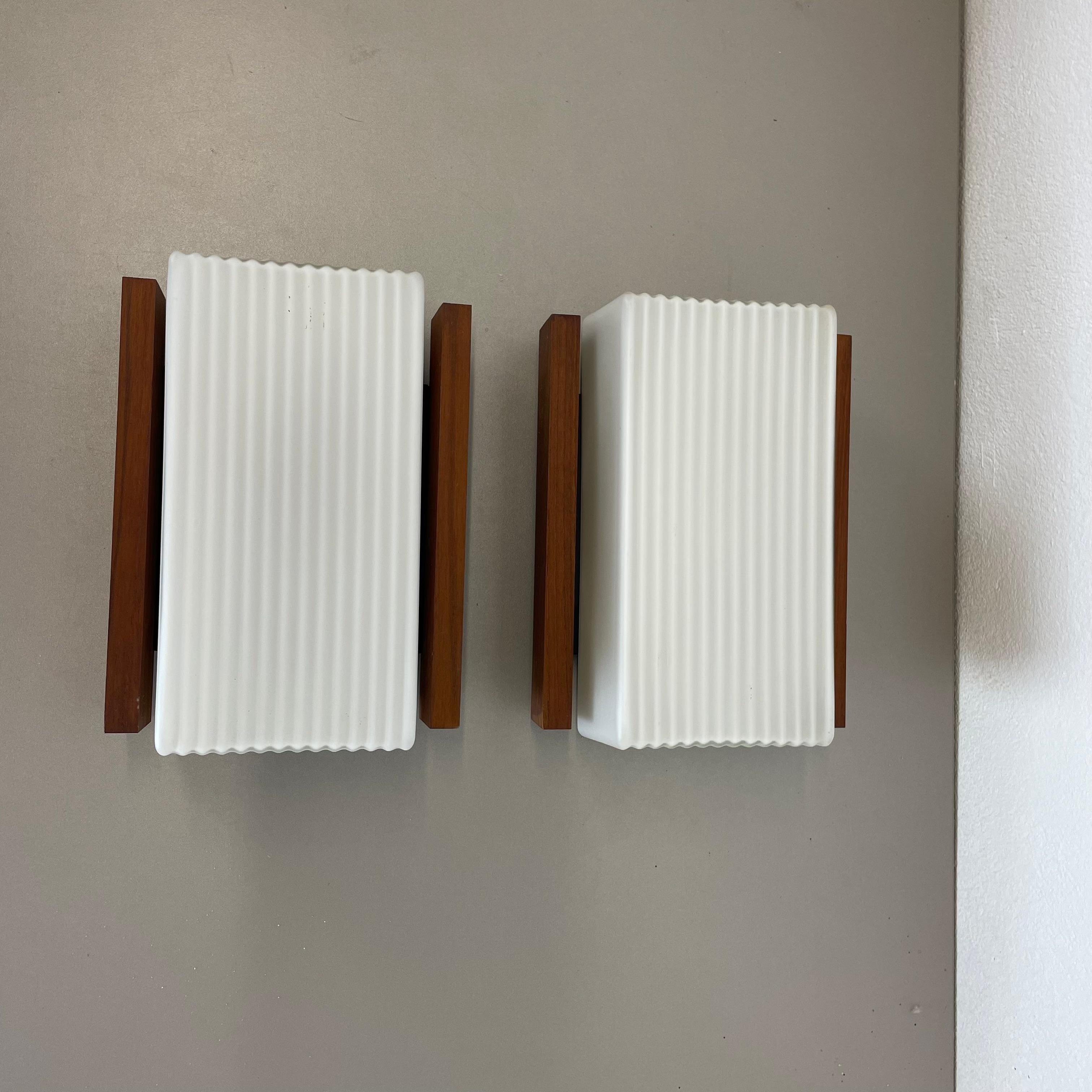 Article:

Set of two wall lights 


Origin:

Germany


Producer:

BEGA Lights, Germany



Age:

1960s




This set of two modernist lights was produced in Germany by BEGA Lights in the 1960s. The light has metal wall fixation and large satin white