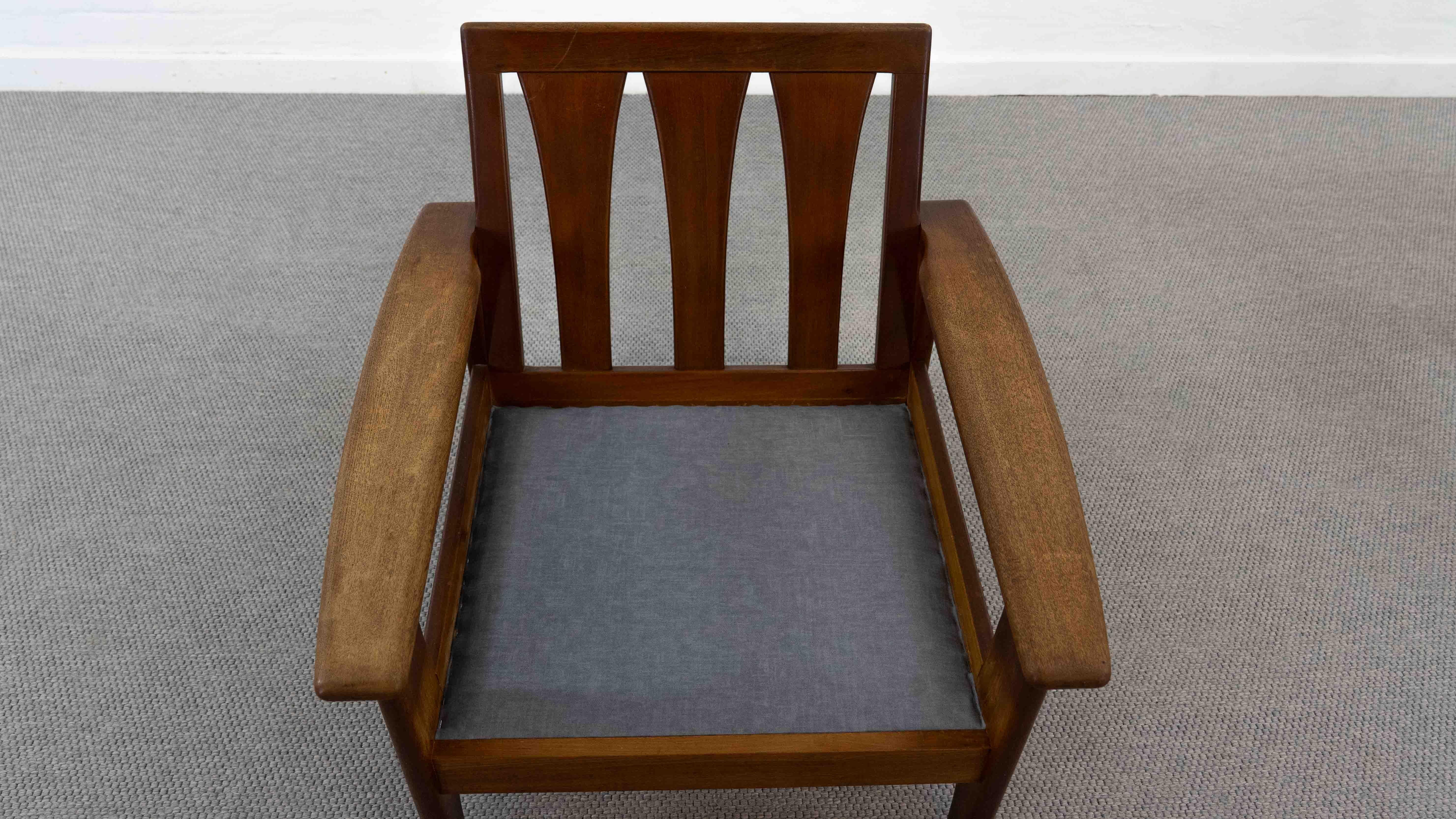 Set di 2 sedie scandinave Easy Chair in teak con rivestimento viola in vendita 4