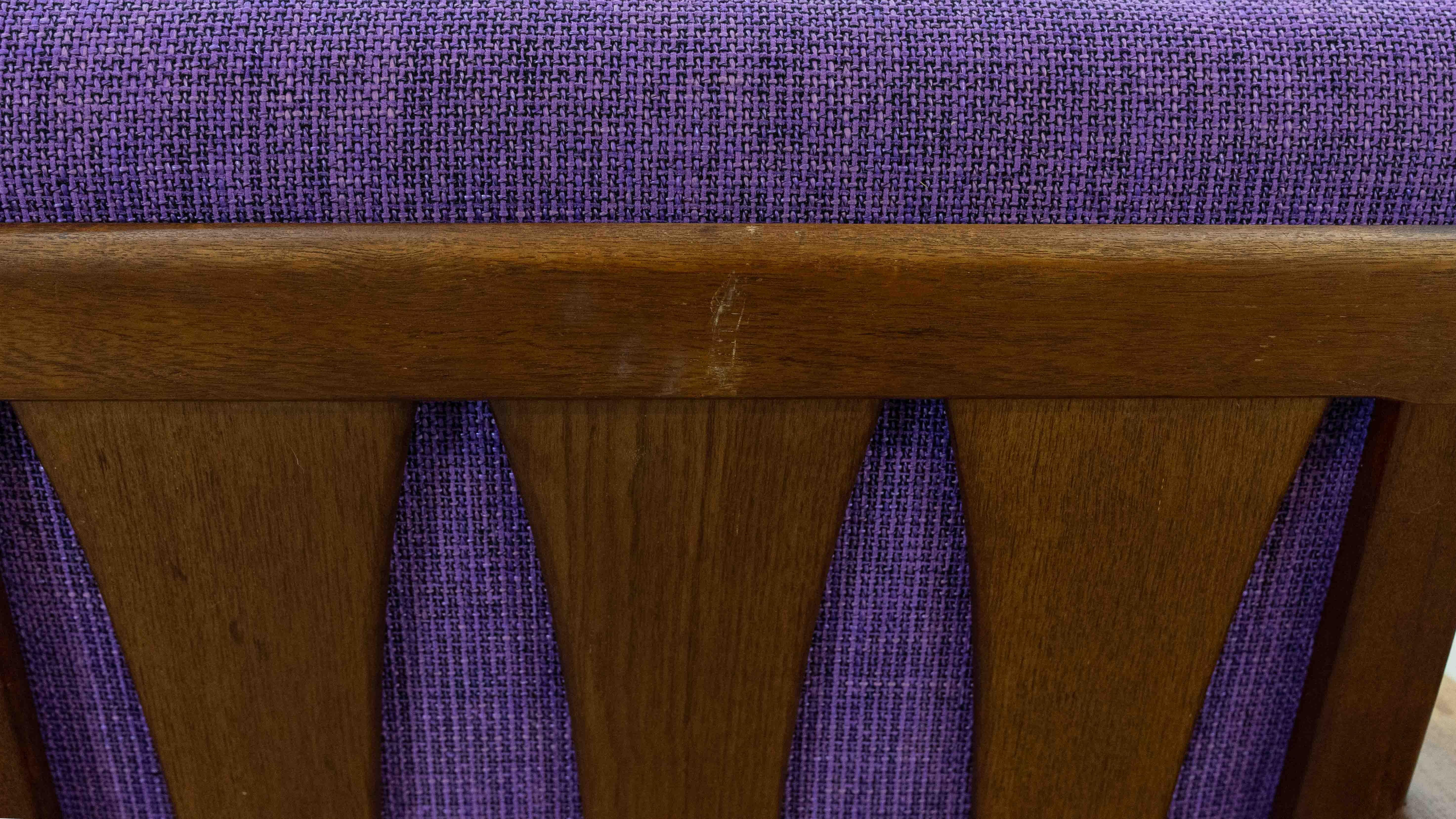 Set di 2 sedie scandinave Easy Chair in teak con rivestimento viola in vendita 7