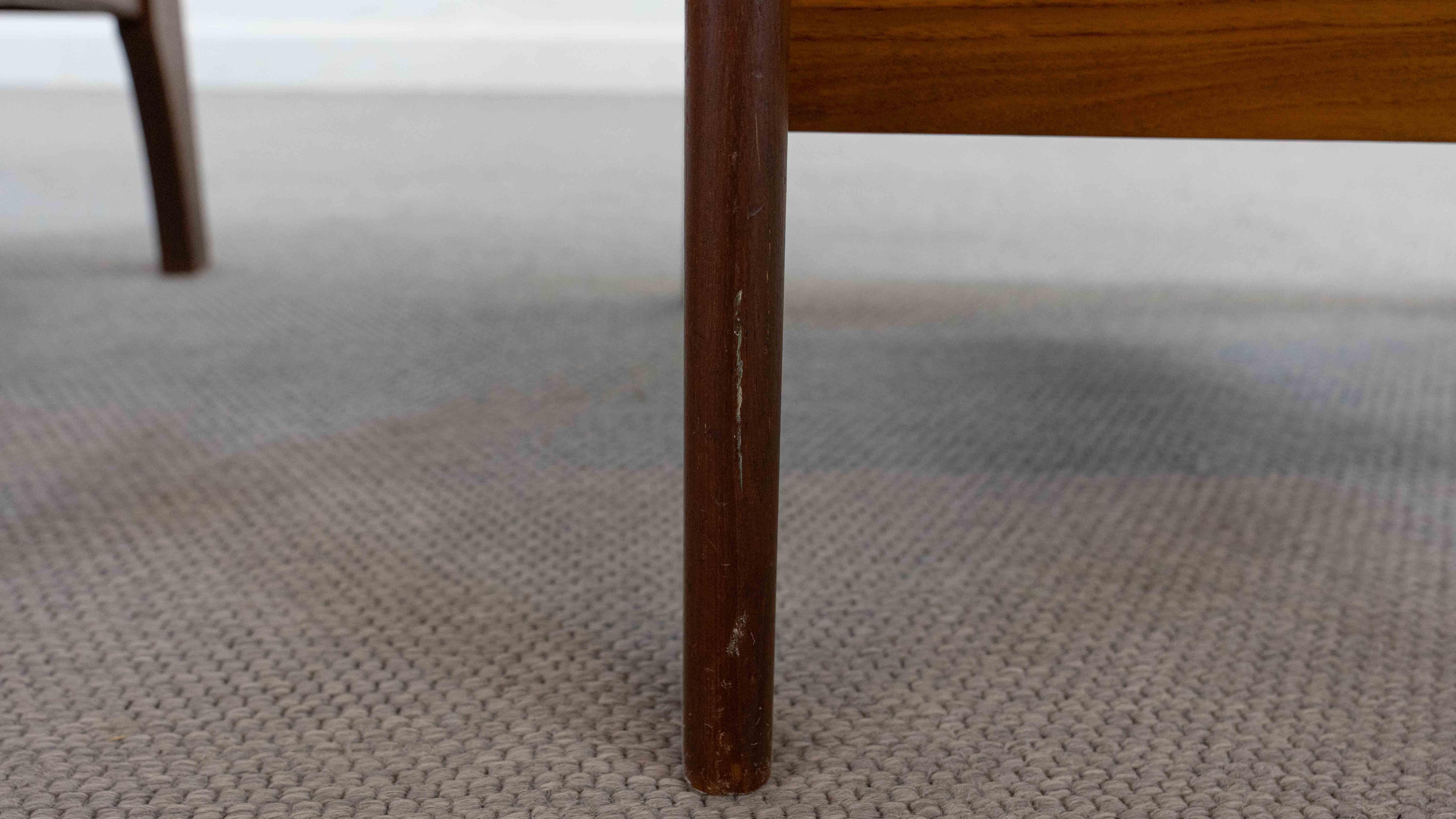 Set di 2 sedie scandinave Easy Chair in teak con rivestimento viola in vendita 9