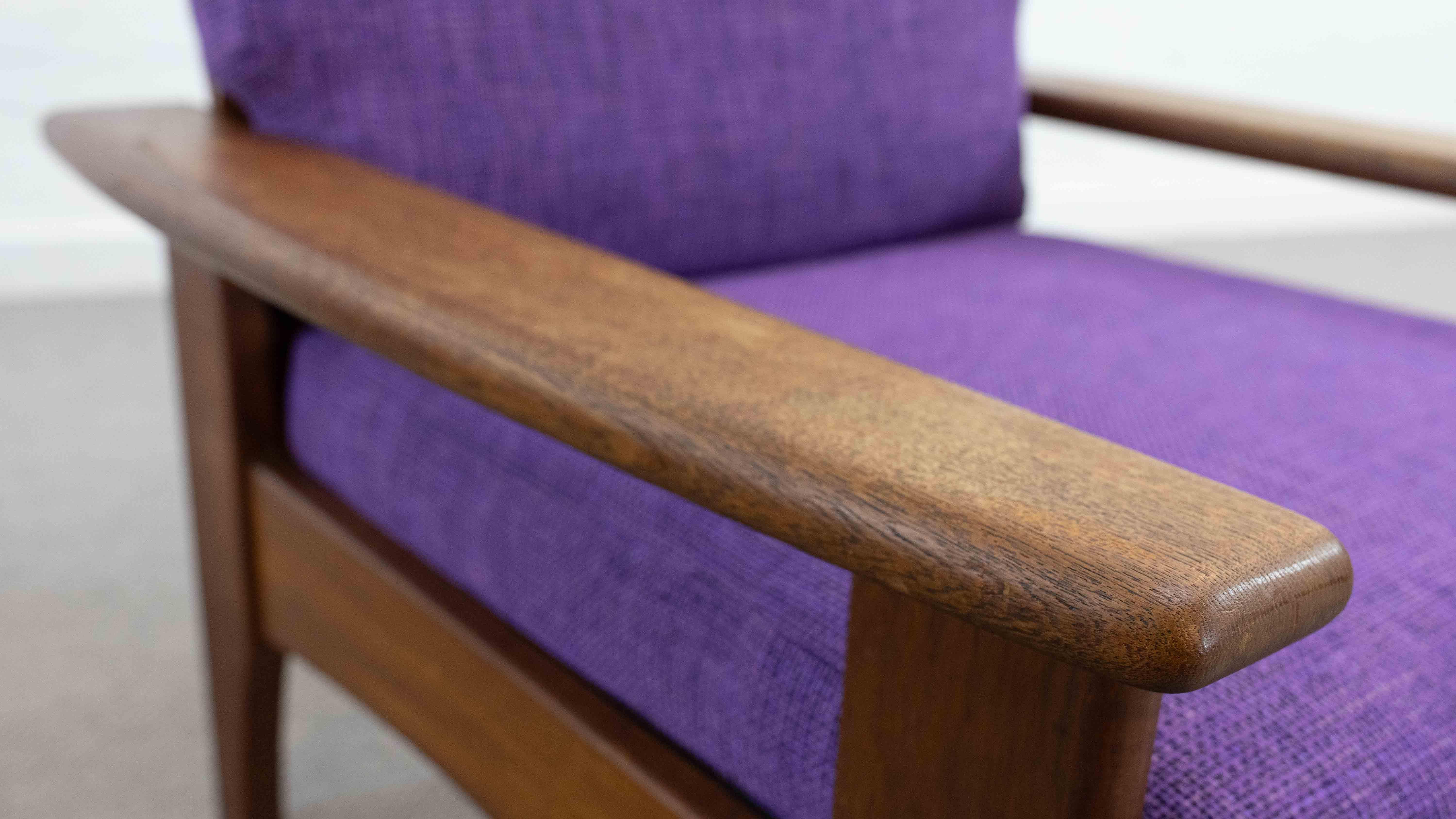 Set di 2 sedie scandinave Easy Chair in teak con rivestimento viola in vendita 10