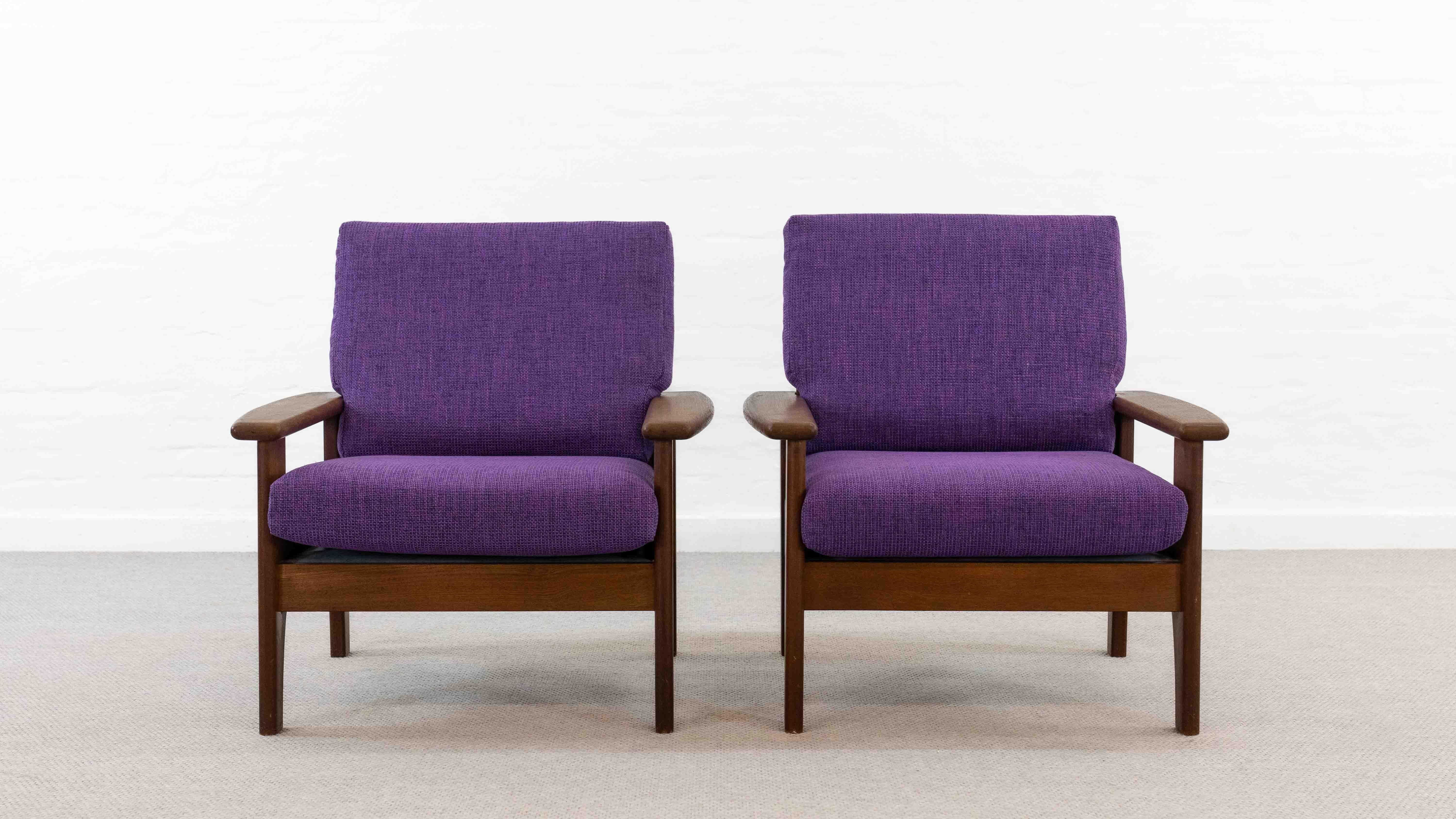 Set di due poltrone in teak della metà del secolo scorso, probabilmente provenienti dalla Scandinavia, circa 1960. Produttore e designer sconosciuti. Cuscini della seduta e dello schienale rivestiti in tessuto viola. Buone condizioni d'uso. Oggetto