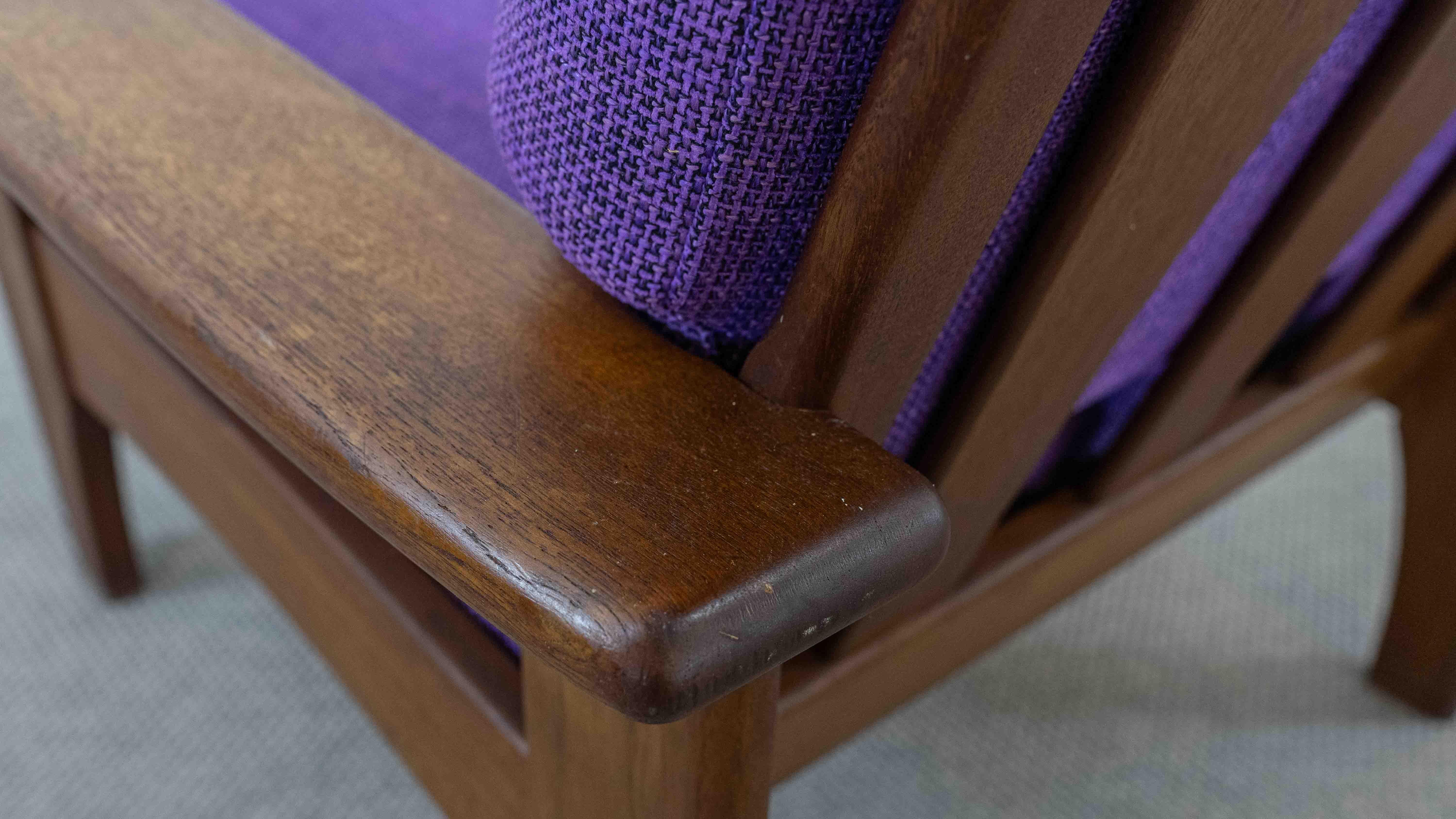 Set di 2 sedie scandinave Easy Chair in teak con rivestimento viola in vendita 13