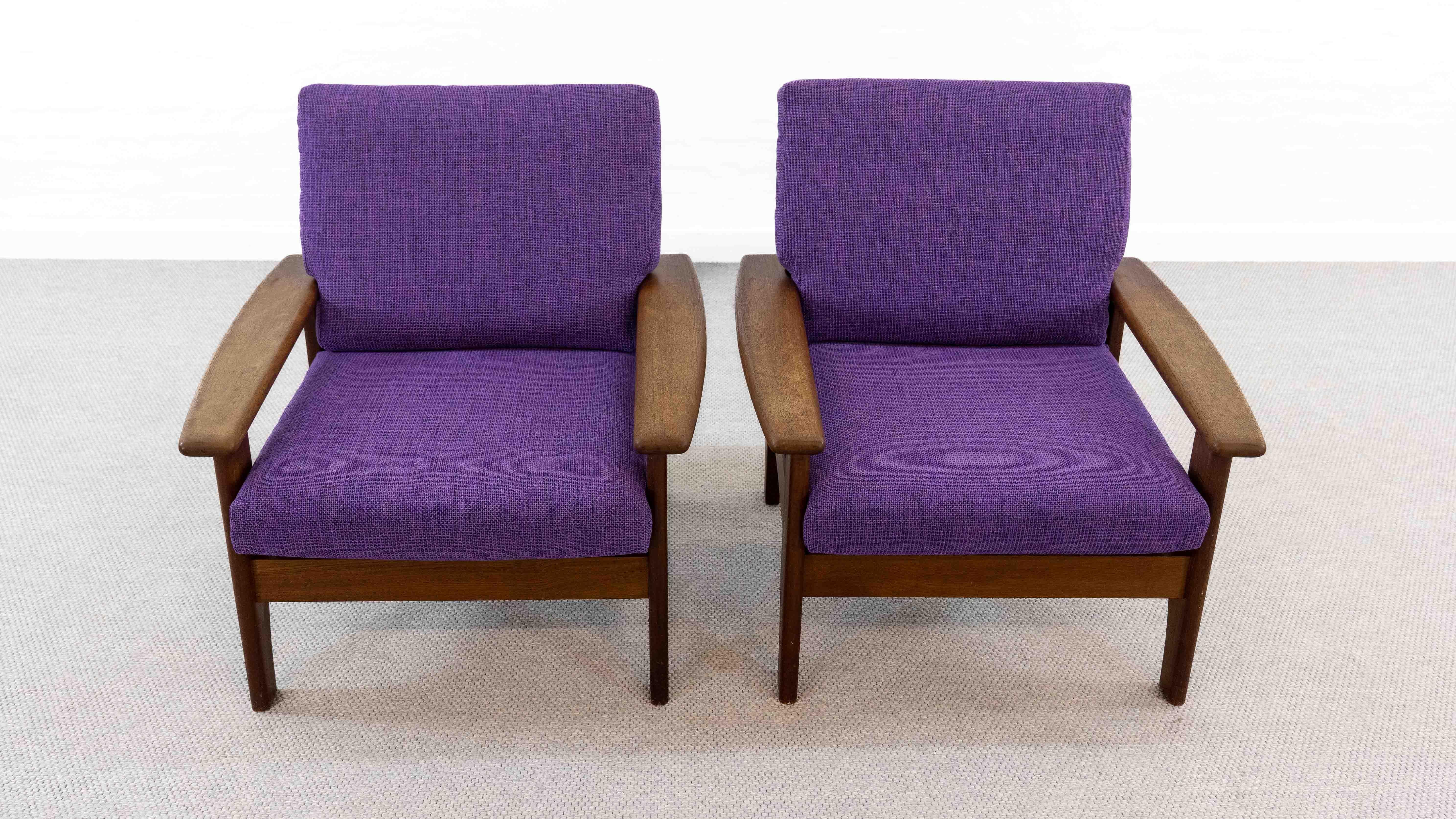 Scandinavo Set di 2 sedie scandinave Easy Chair in teak con rivestimento viola in vendita