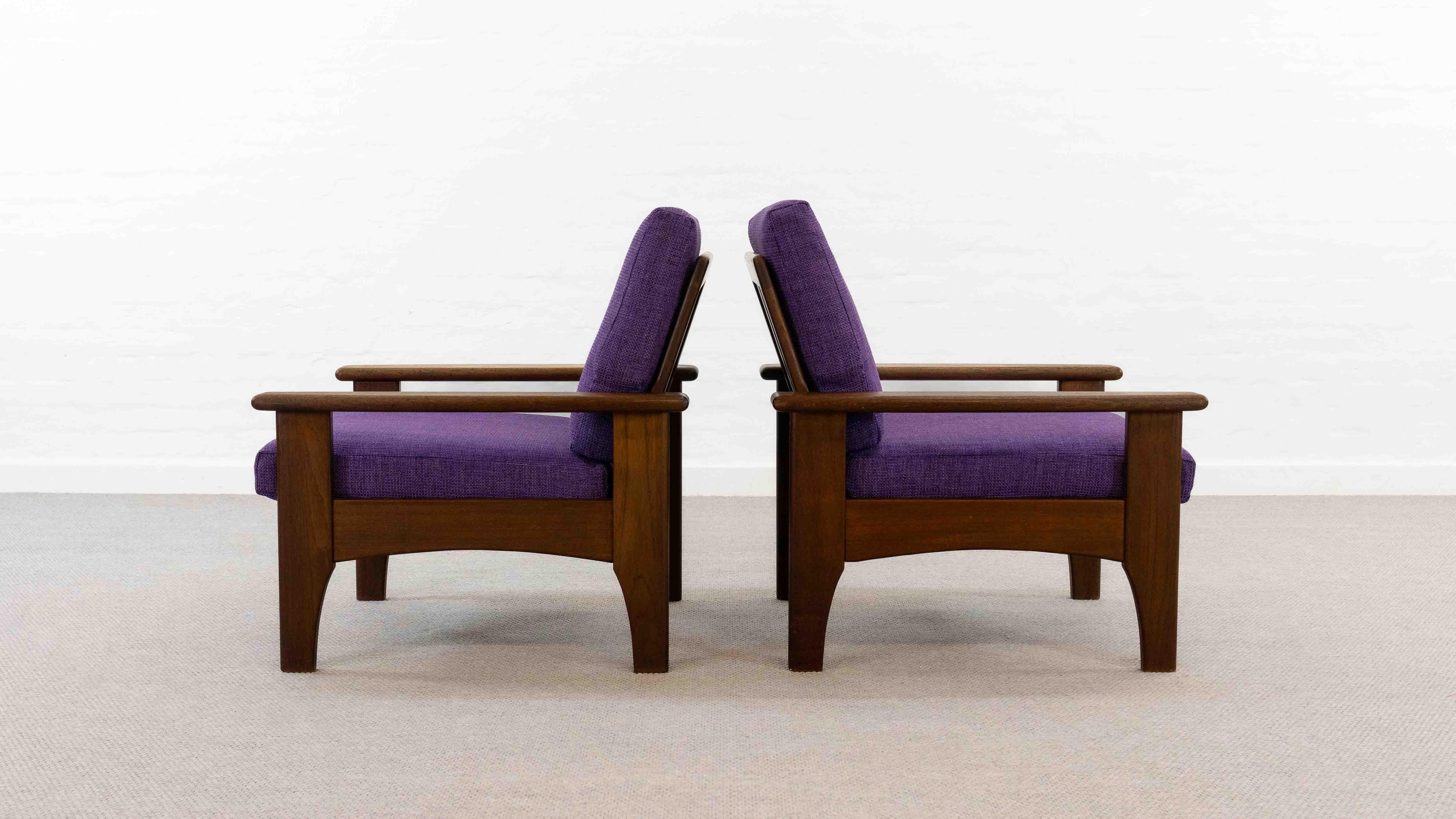 Set di 2 sedie scandinave Easy Chair in teak con rivestimento viola In condizioni buone in vendita a Halle, DE