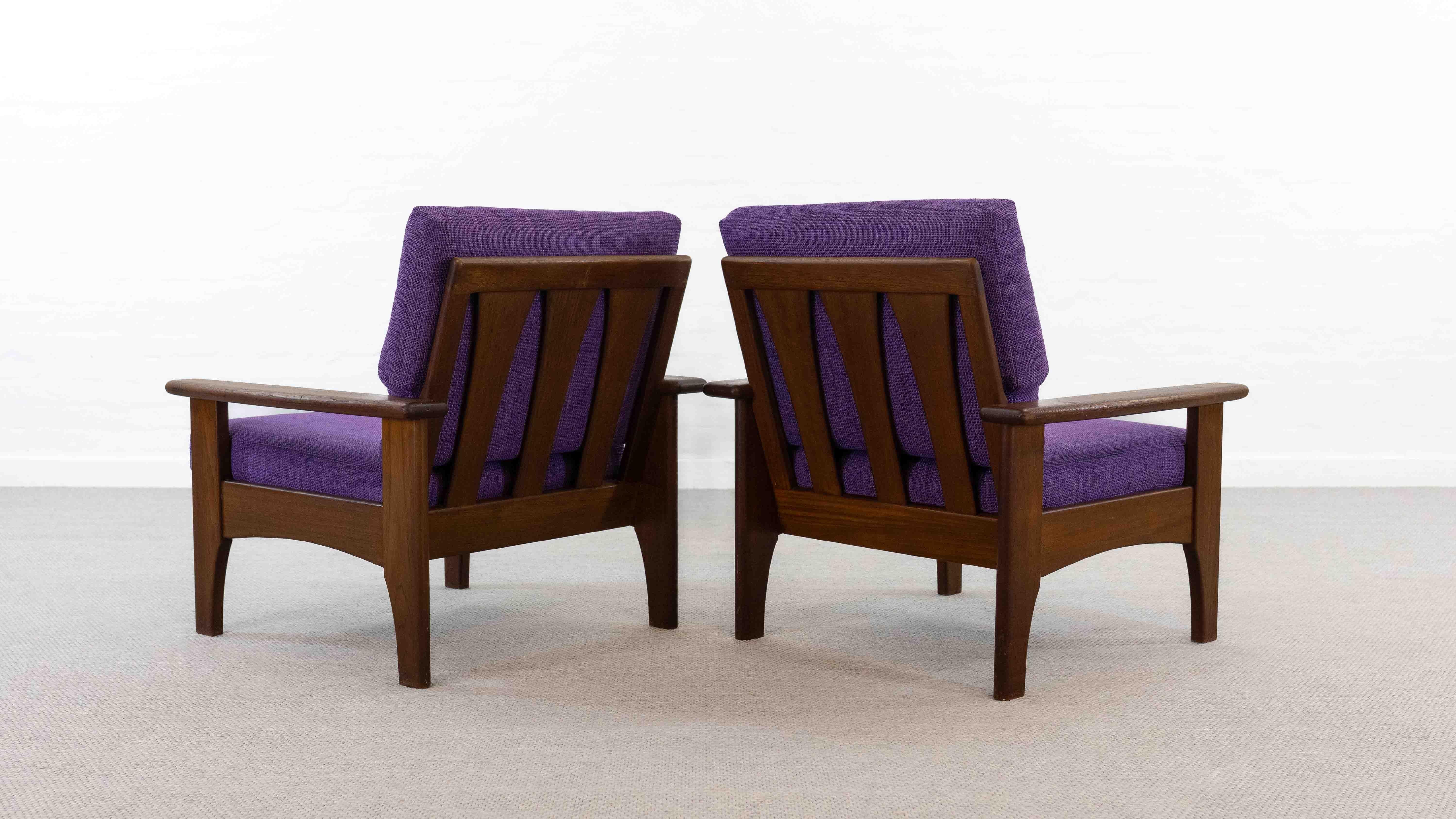 Metà XX secolo Set di 2 sedie scandinave Easy Chair in teak con rivestimento viola in vendita