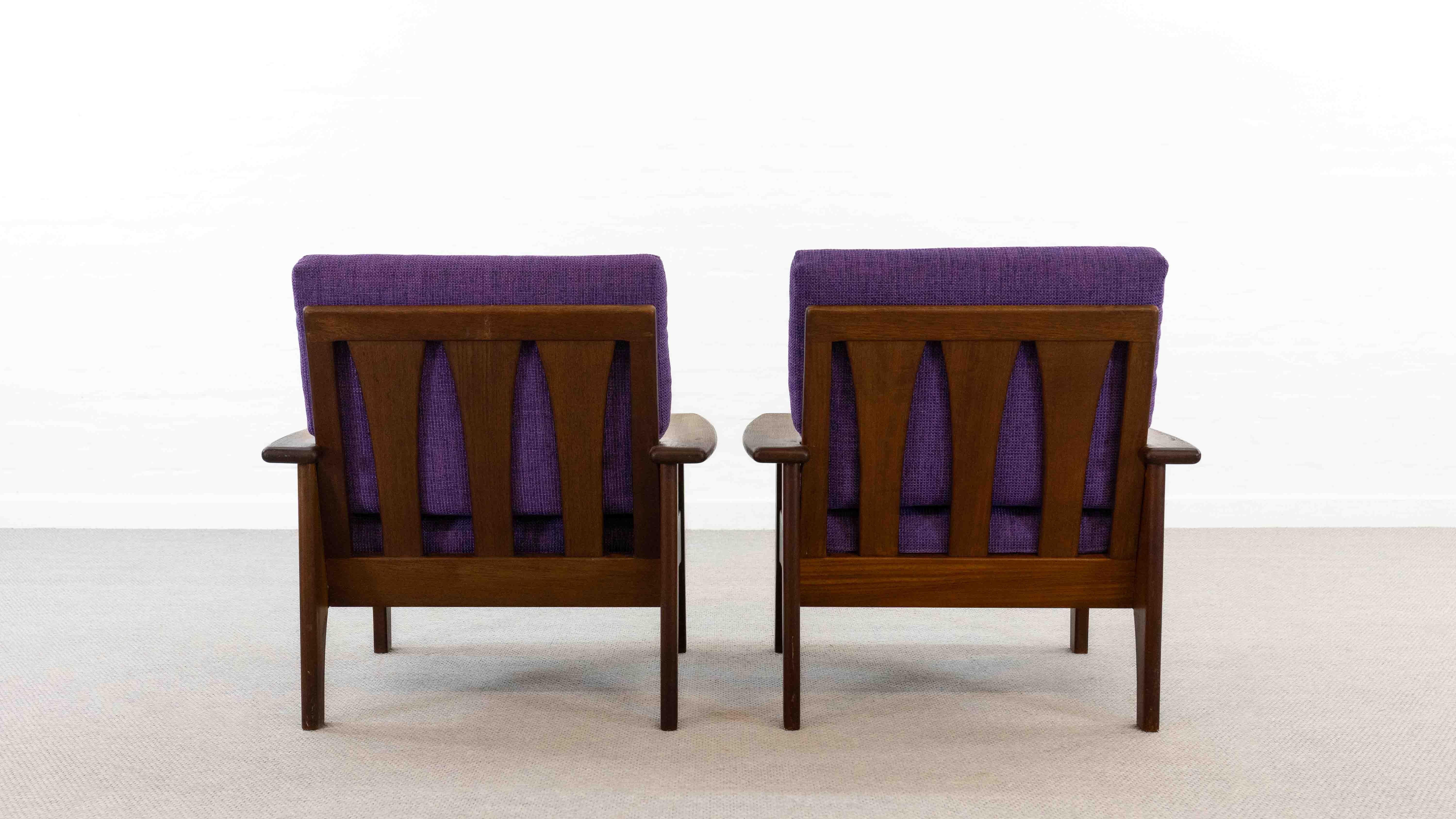 Teak Set di 2 sedie scandinave Easy Chair in teak con rivestimento viola in vendita