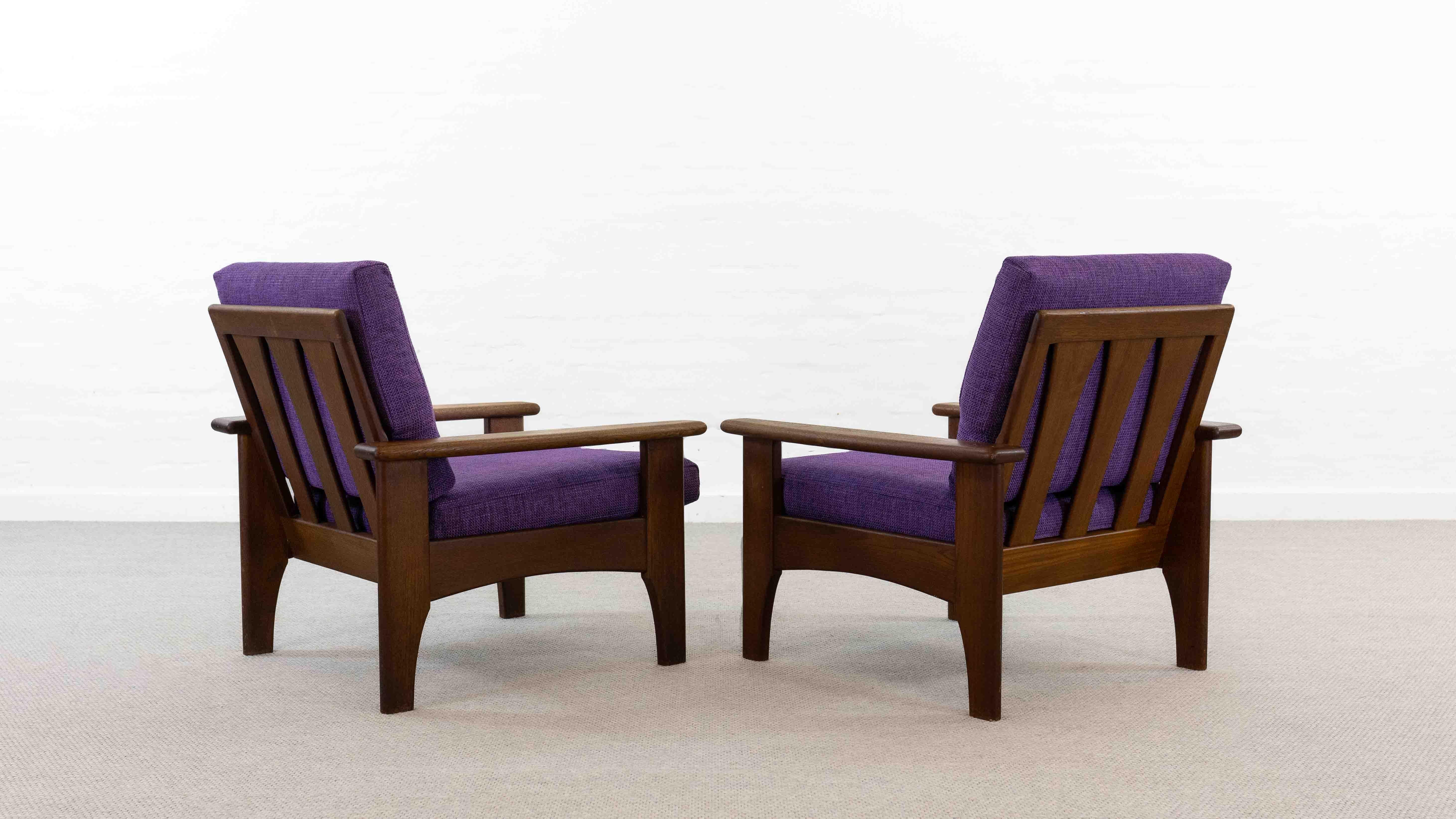 Set di 2 sedie scandinave Easy Chair in teak con rivestimento viola in vendita 1