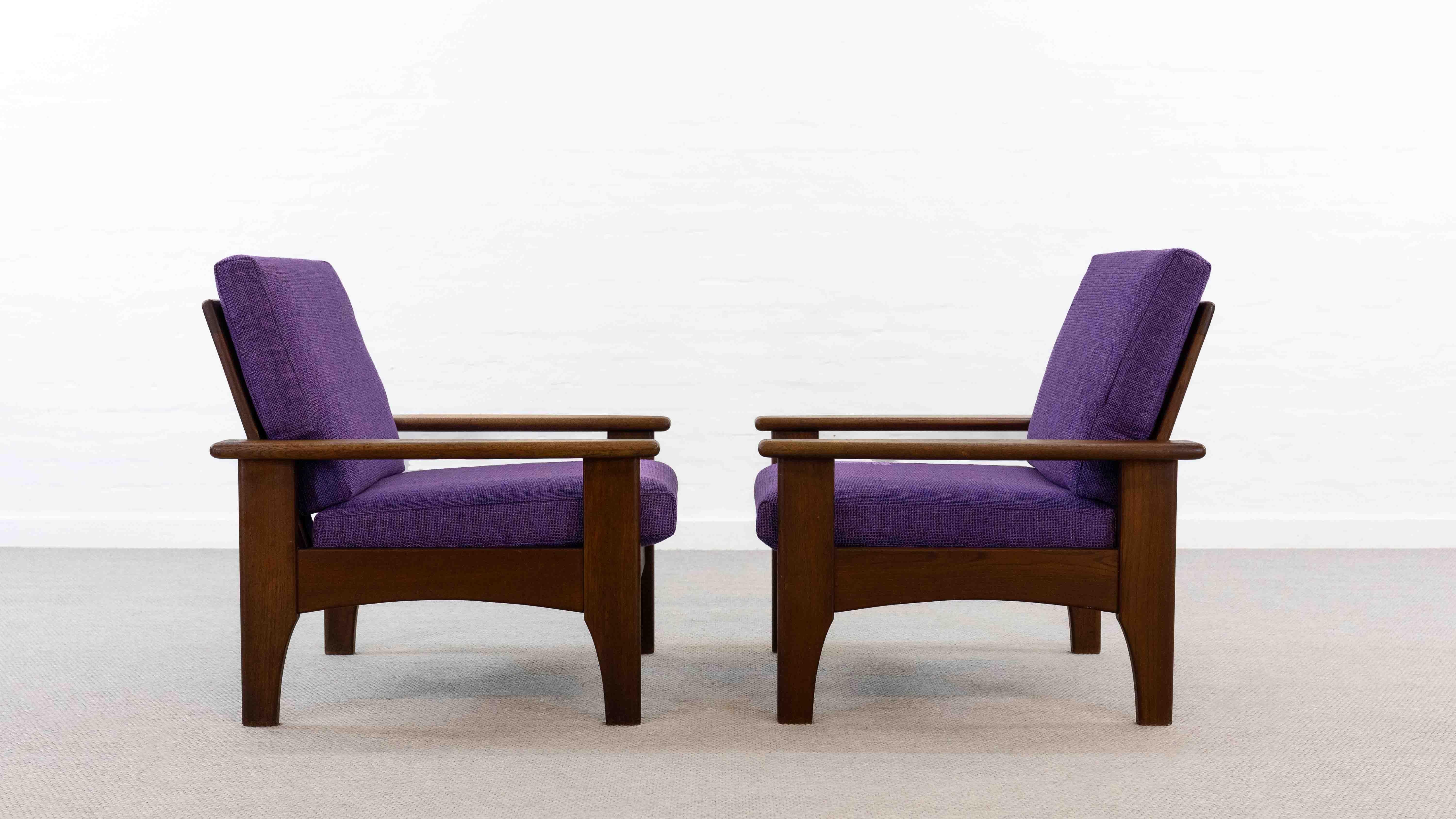 Set di 2 sedie scandinave Easy Chair in teak con rivestimento viola in vendita 2
