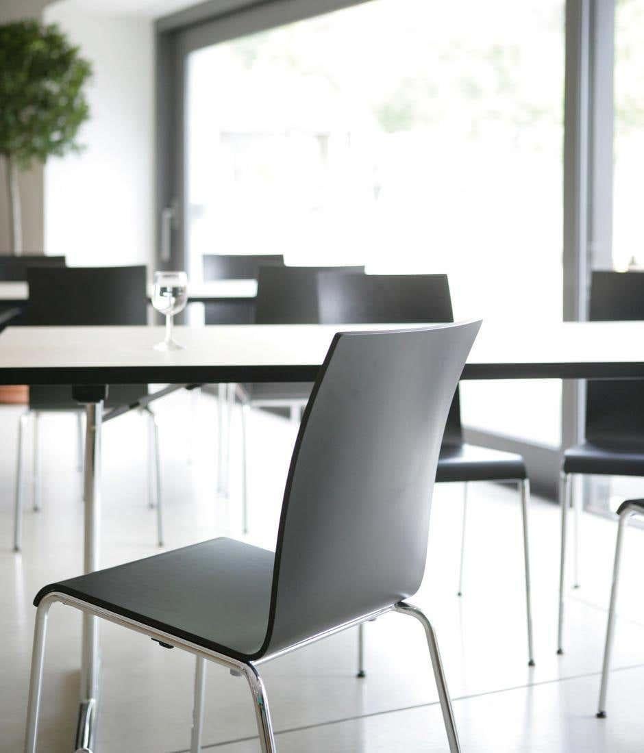 Hêtre Ensemble de 2 chaises de salle à manger scandinaves modernes Poro S en hêtre, fabriquées en Suisse en vente