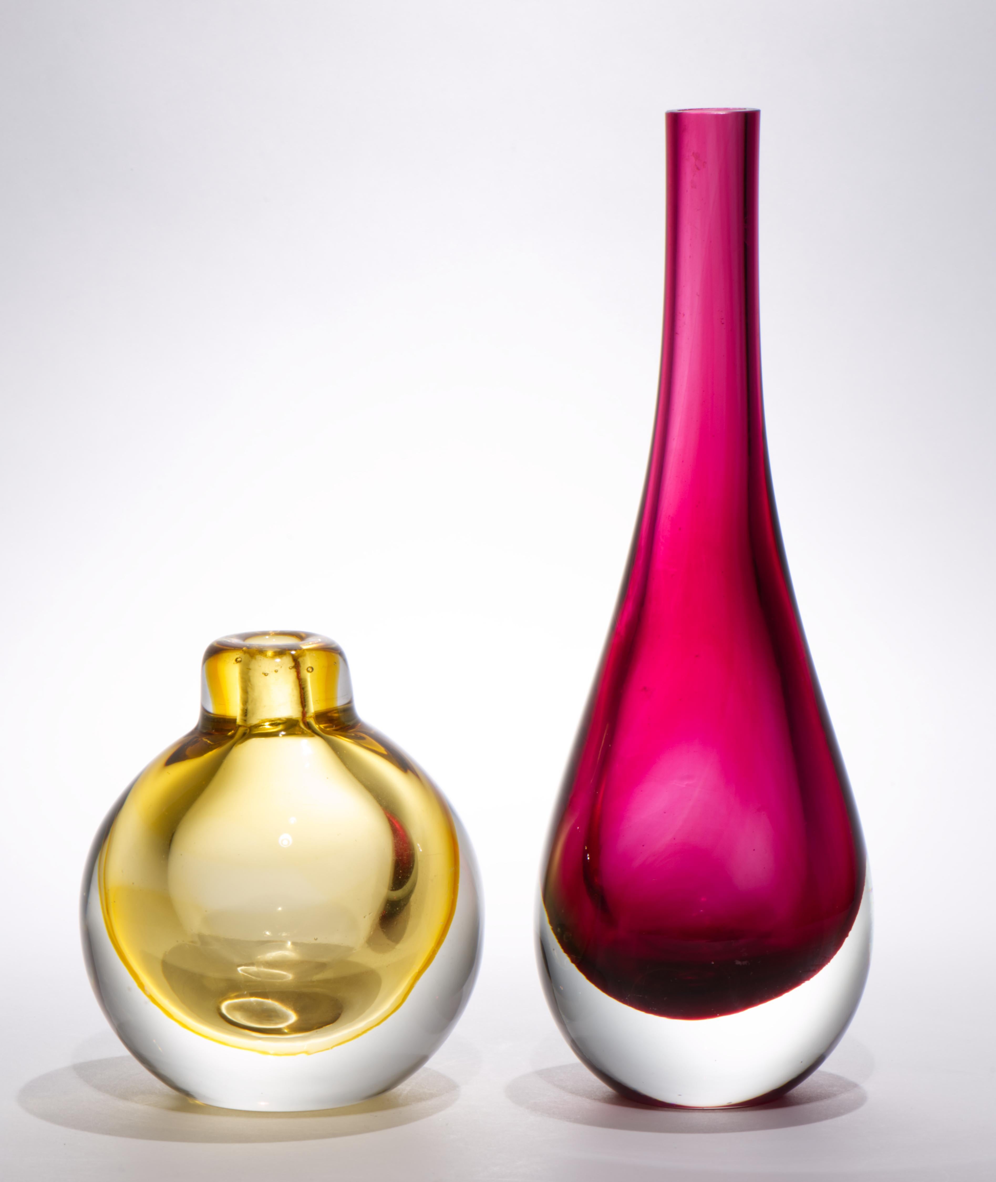 2er-Set Scandinavian Modern Sommerso Glas Knospenvasen, Preiselbeerrot & Bernstein (Skandinavische Moderne) im Angebot