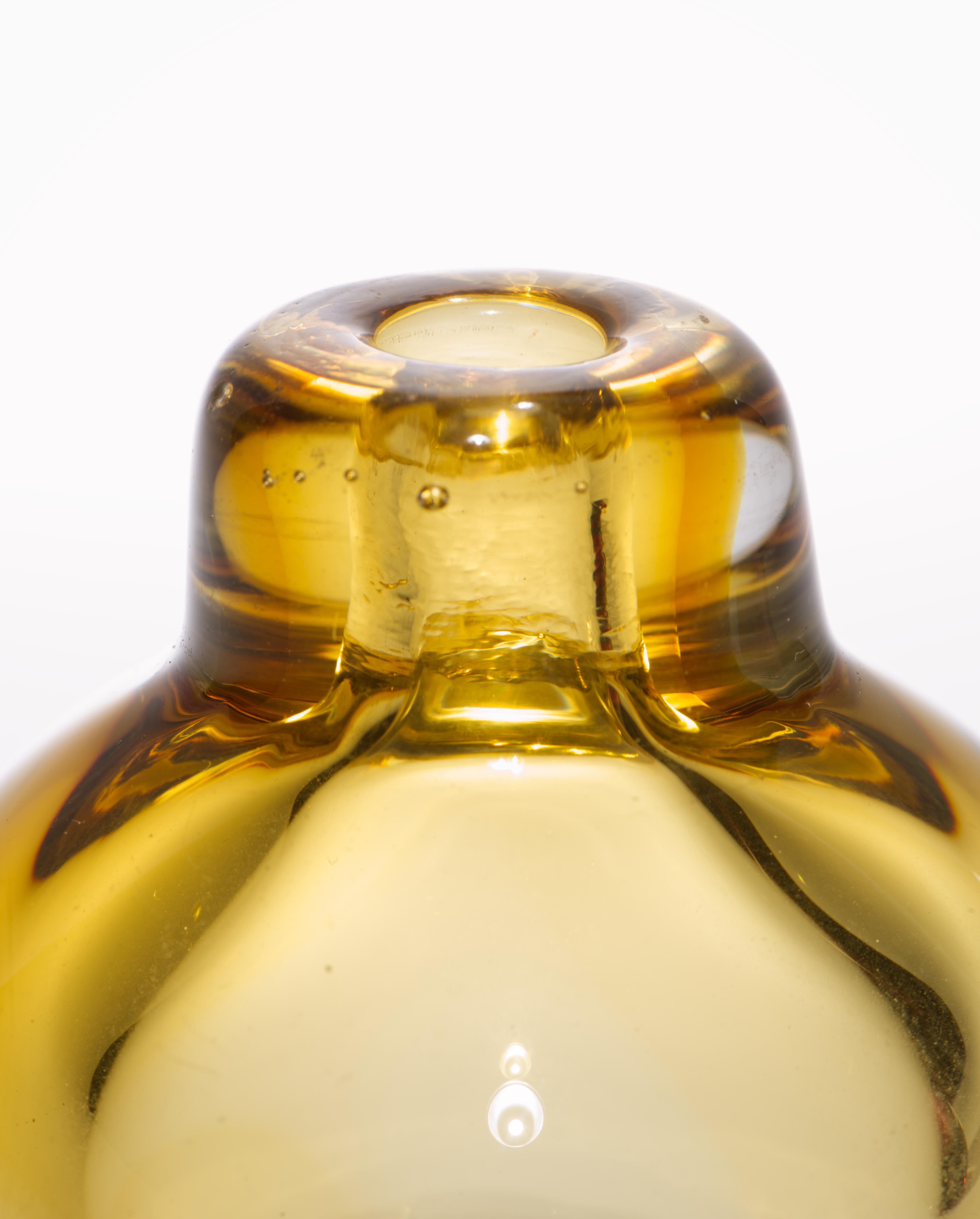 2er-Set Scandinavian Modern Sommerso Glas Knospenvasen, Preiselbeerrot & Bernstein (Handgefertigt) im Angebot